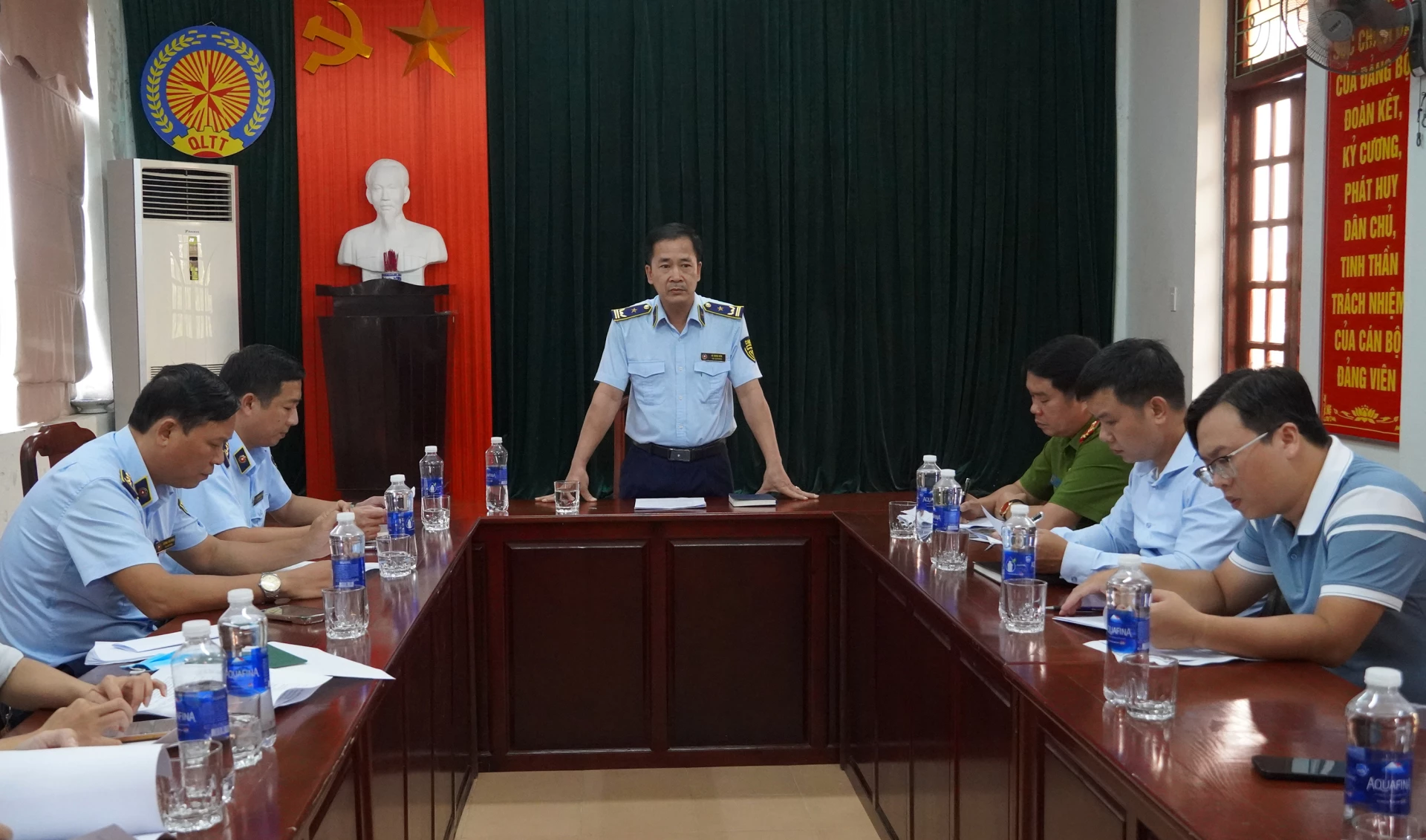 Hội đồng tiêu hủy họp triển khai phương án tiêu hủy hàng hóa - Ảnh: N.H 