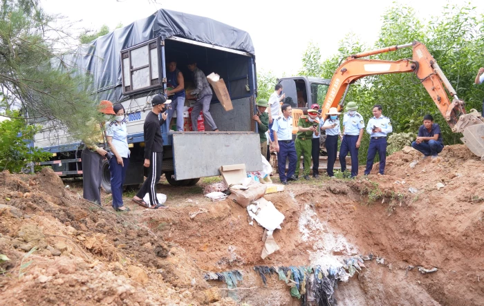 Tiêu hủy hơn 5.359kg thực phẩm vi phạm hành chính bị tịch thu
