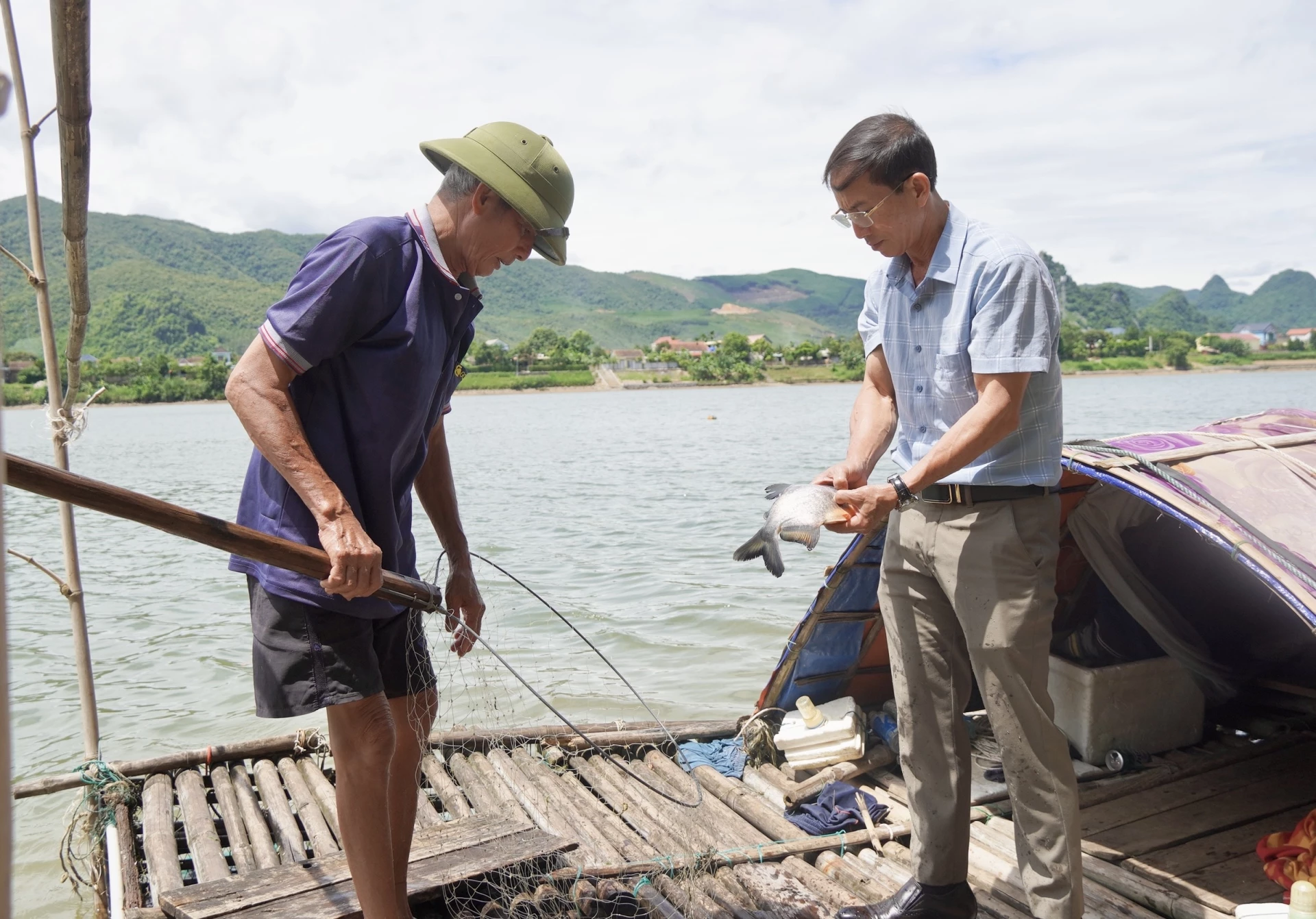 Ông Mai Văn Hóa (bên phải) tích cực động viên bà con phát triển kinh tế-Ảnh: Tâm An