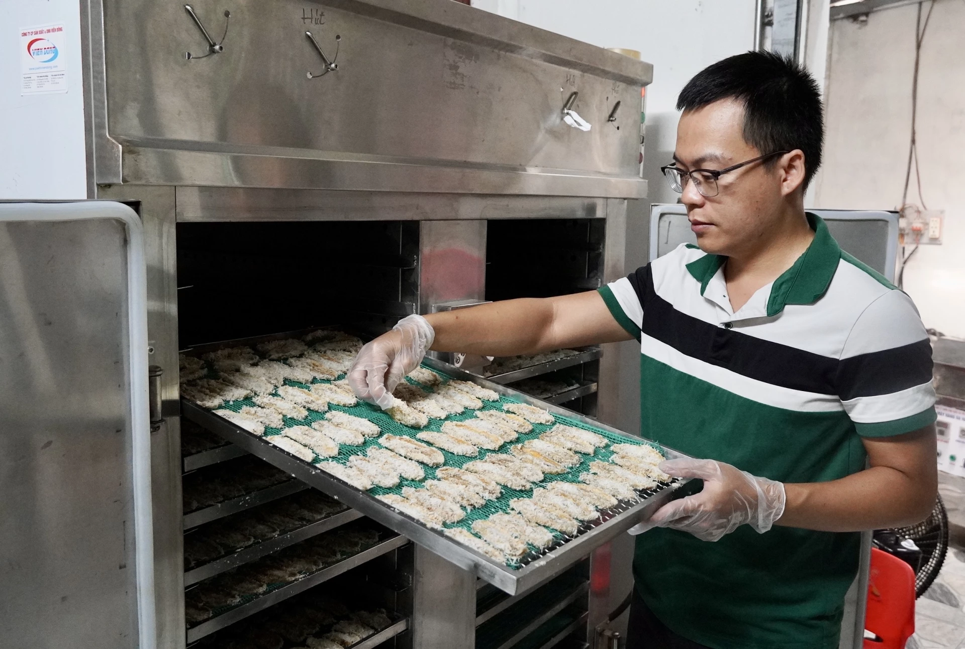 Anh Hoàng Huy Thành lựa chọn công nghệ sấy đối lưu vì hiệu quả kinh tế và chất lượng sản phẩm vượt trội, bảo đảm an toàn vệ sinh thực phẩm - Ảnh: Đ.V