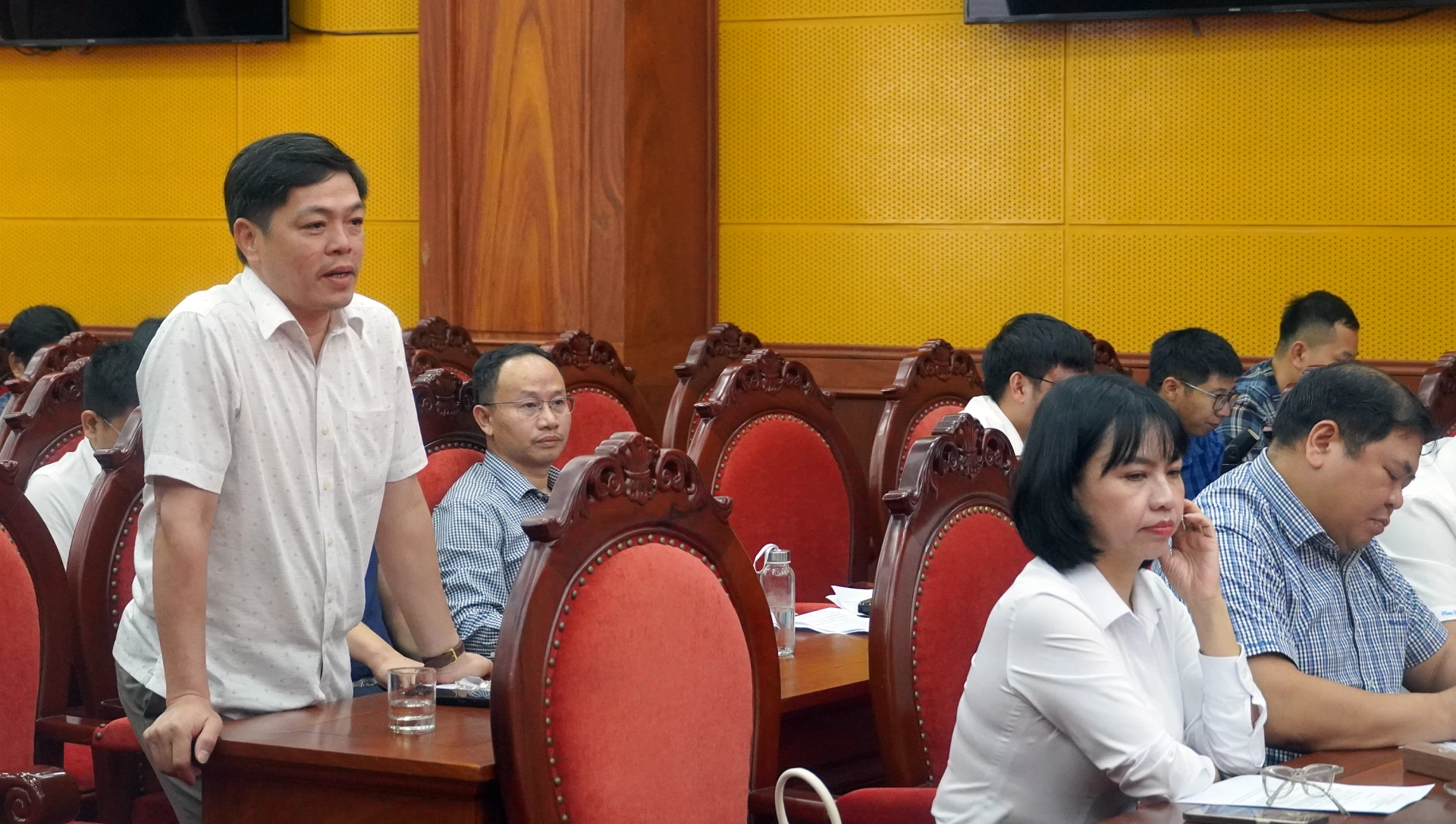 Phóng viên các cơ quan báo chí phát biểu ý kiến tại buổi họp báo - Ảnh: N.M