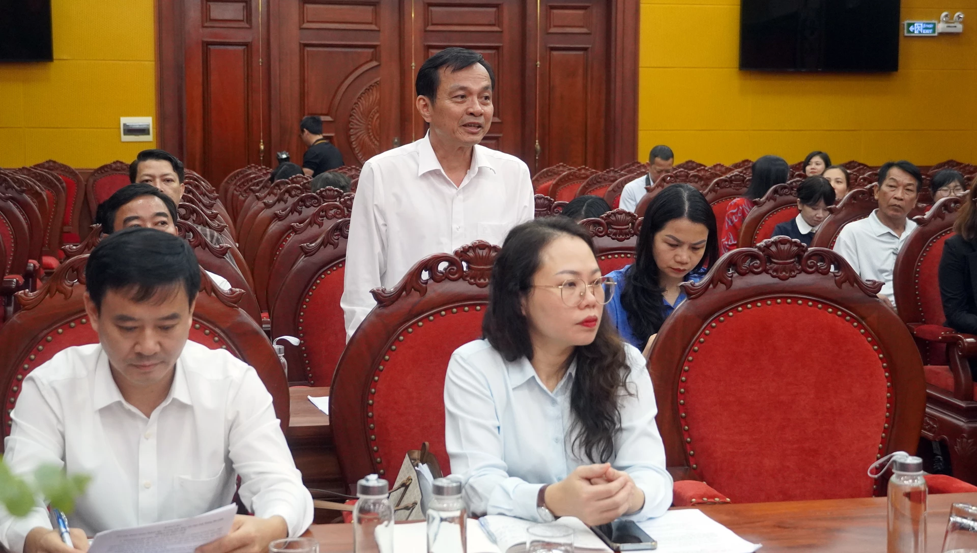 Phóng viên các cơ quan báo chí phát biểu ý kiến tại buổi họp báo - Ảnh: N.M