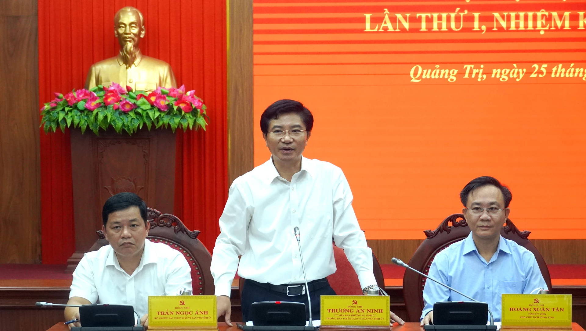 Các đồng chí trong Tiểu ban tuyên truyền trao đổi, làm rõ các nội dung ý kiến của các phóng viên - Ảnh: N.M