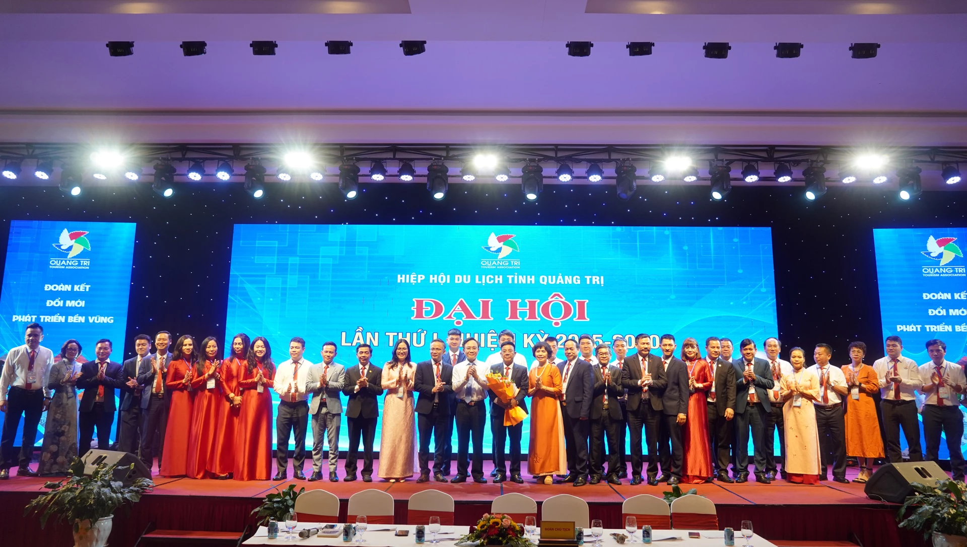 Đồng chí Hoàng Xuân Tân, Phó Chủ tịch UBND tỉnh tặng hoa chúc mừng Ban Chấp hành Hiệp hội Du lịch tỉnh Quảng Trị nhiệm kỳ 2025-2030 - Ảnh: N.M