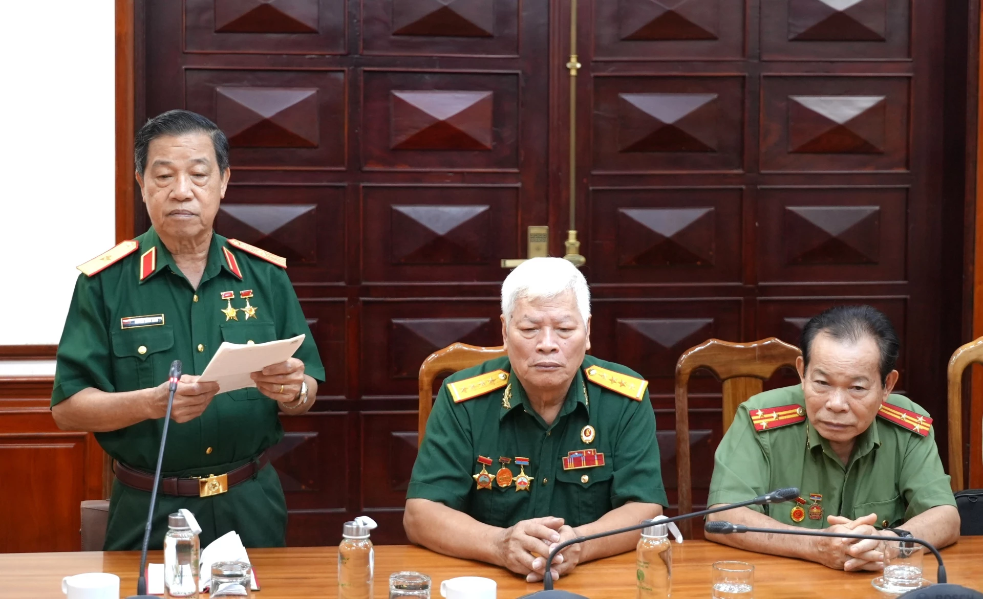 Chủ tịch Hội chiến sĩ Thành cổ Quảng Trị năm 1972, Thiếu tướng Nguyễn Xuân Sang phát biểu tại buổi gặp mặt - Ảnh: Trung Đức
