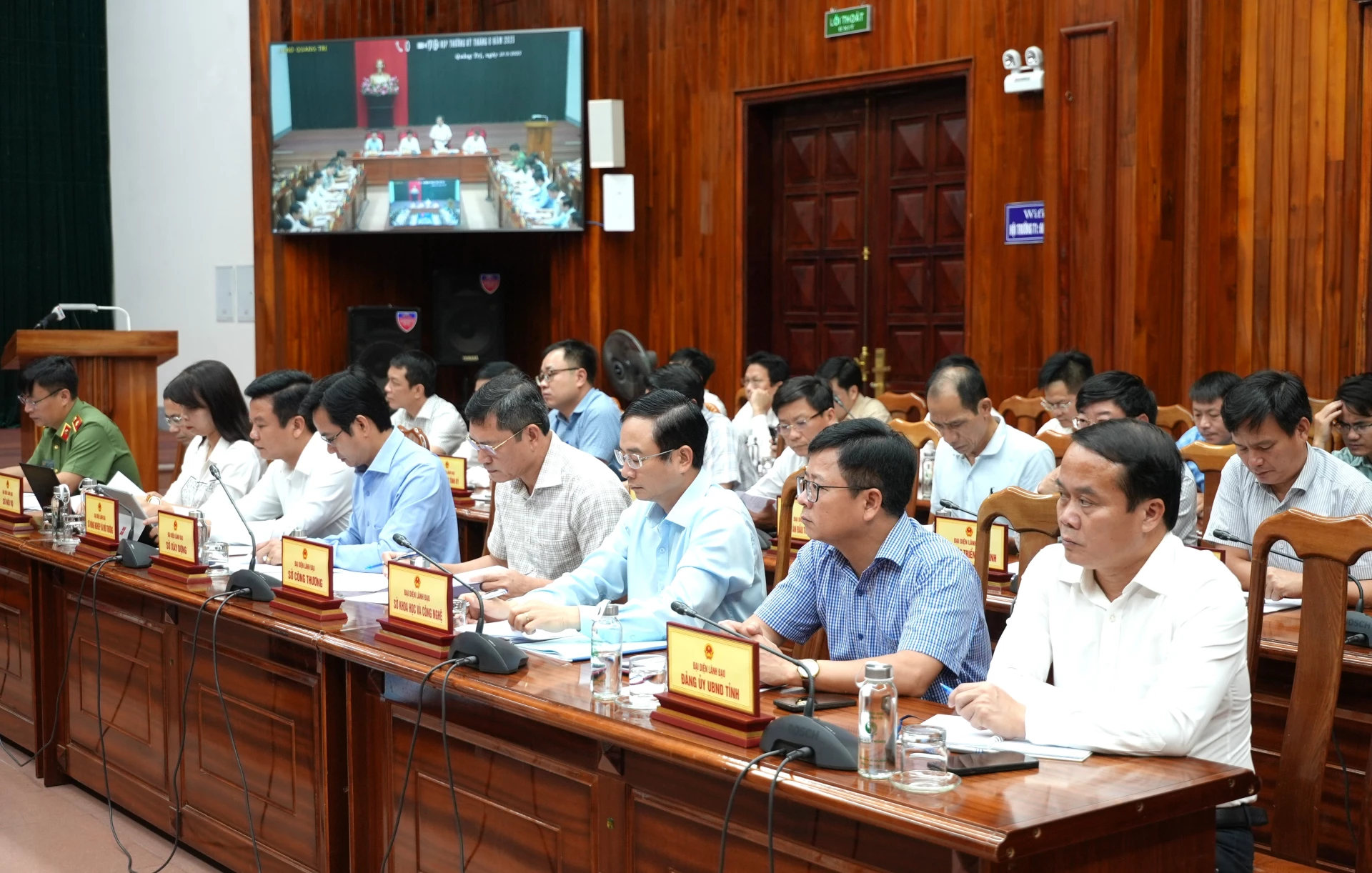 Các đại biểu dự phiên họp tại điểm cầu UBND tỉnh - Ảnh: Trung Đức