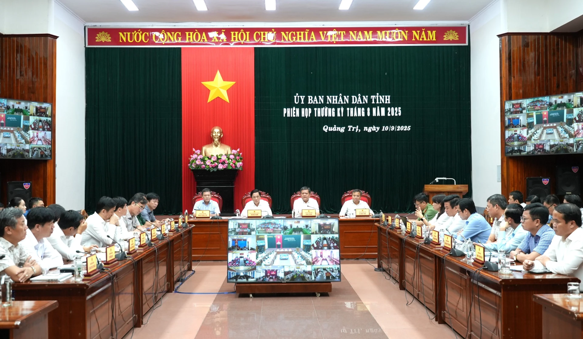 Quang cảnh phiên họp tại điểm cầu UBND tỉnh - Ảnh: Trung Đức
