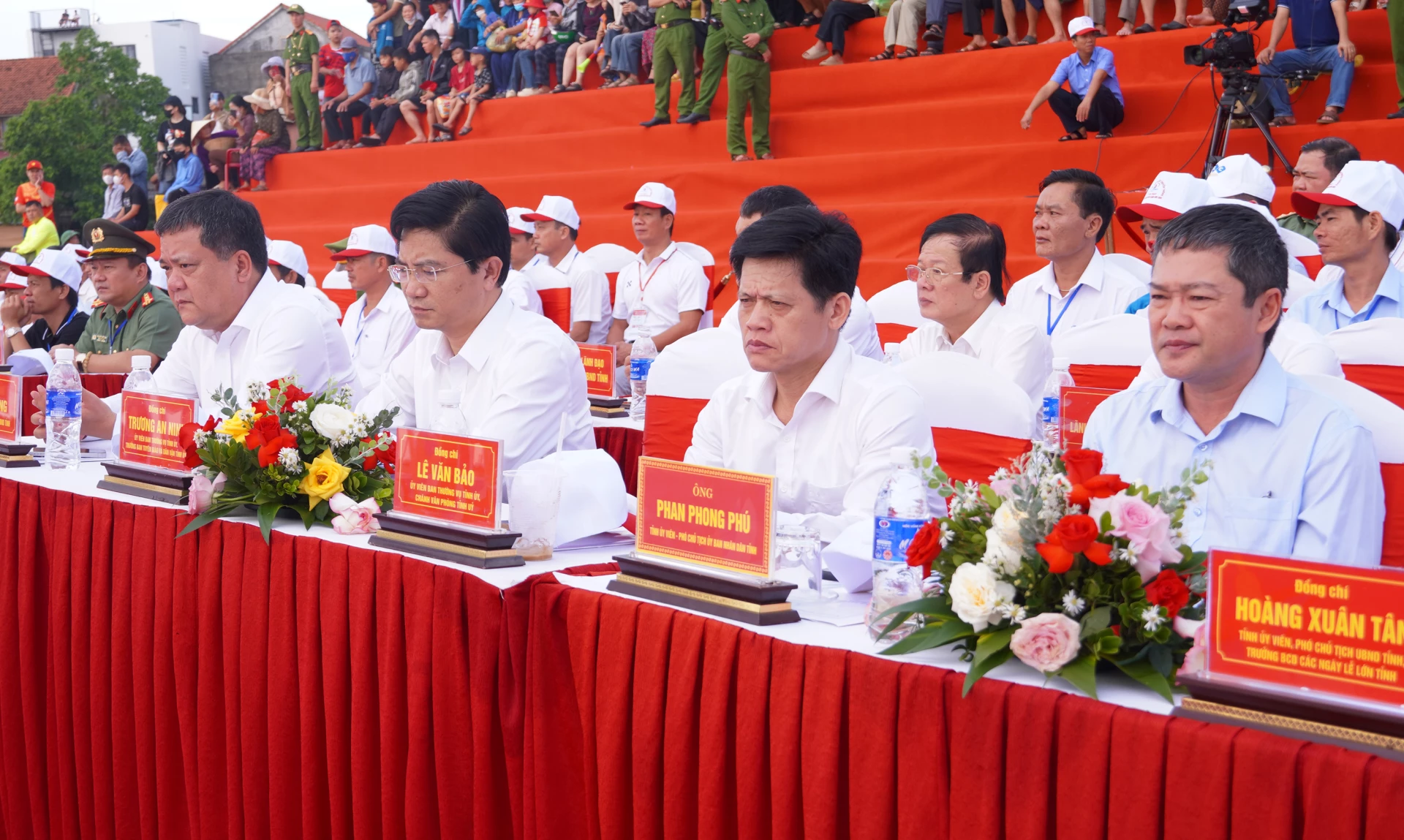 Các địa biểu tham dự lễ hội - Ảnh: N.H 