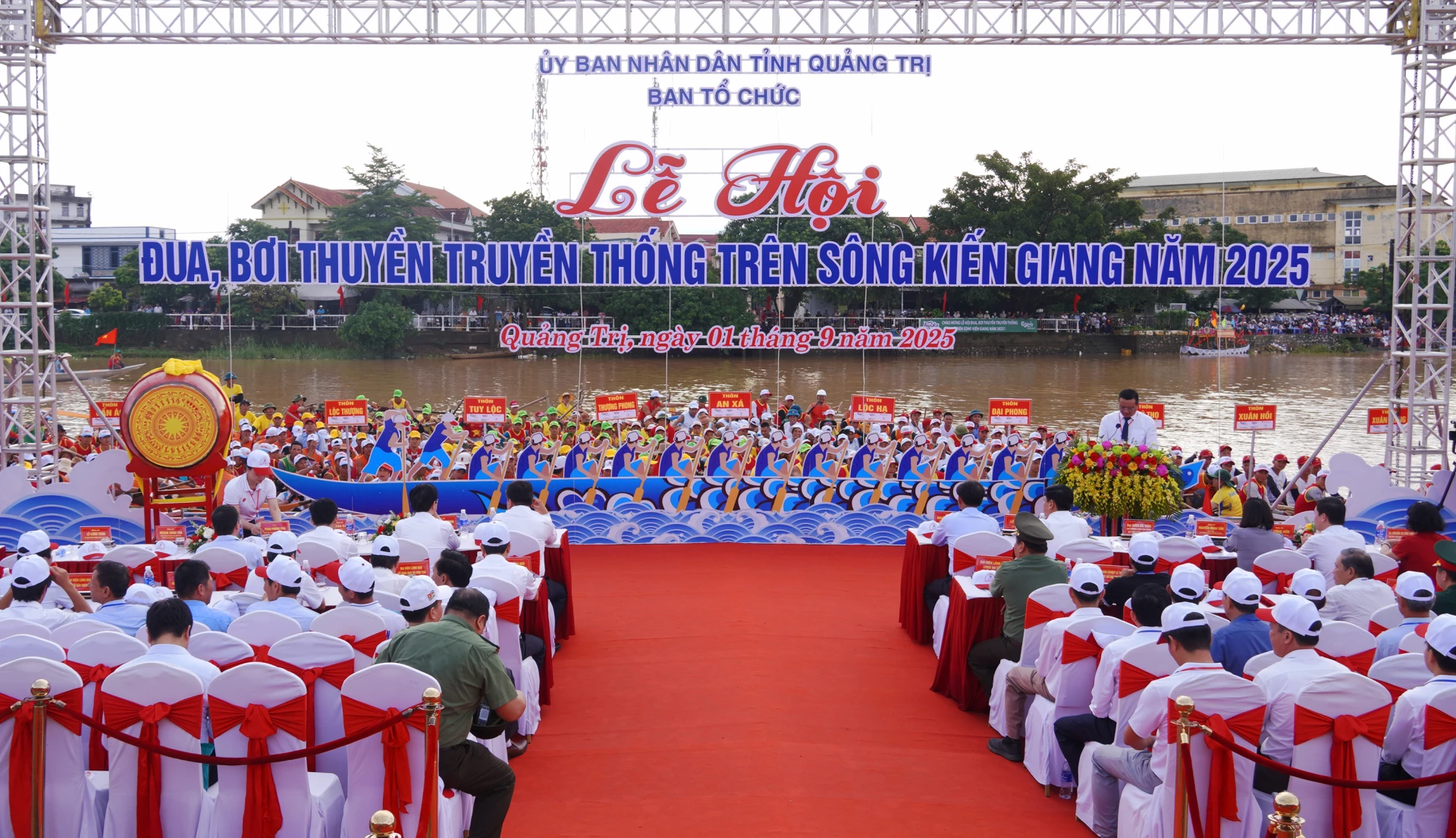 Quang cảnh lễ hội - Ảnh: N.H 
