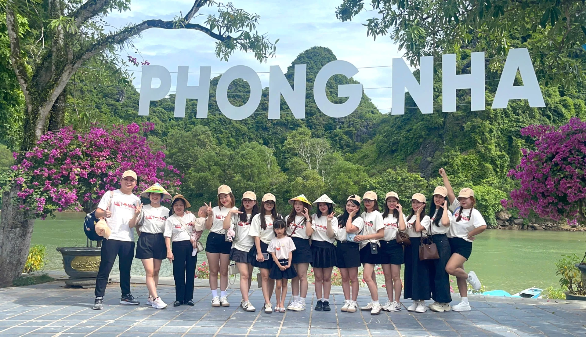 Khách du lịch hào hứng khi khám phá, trải nghiệm tại Phong Nha - Kẻ Bàng - Ảnh: Trung Đức