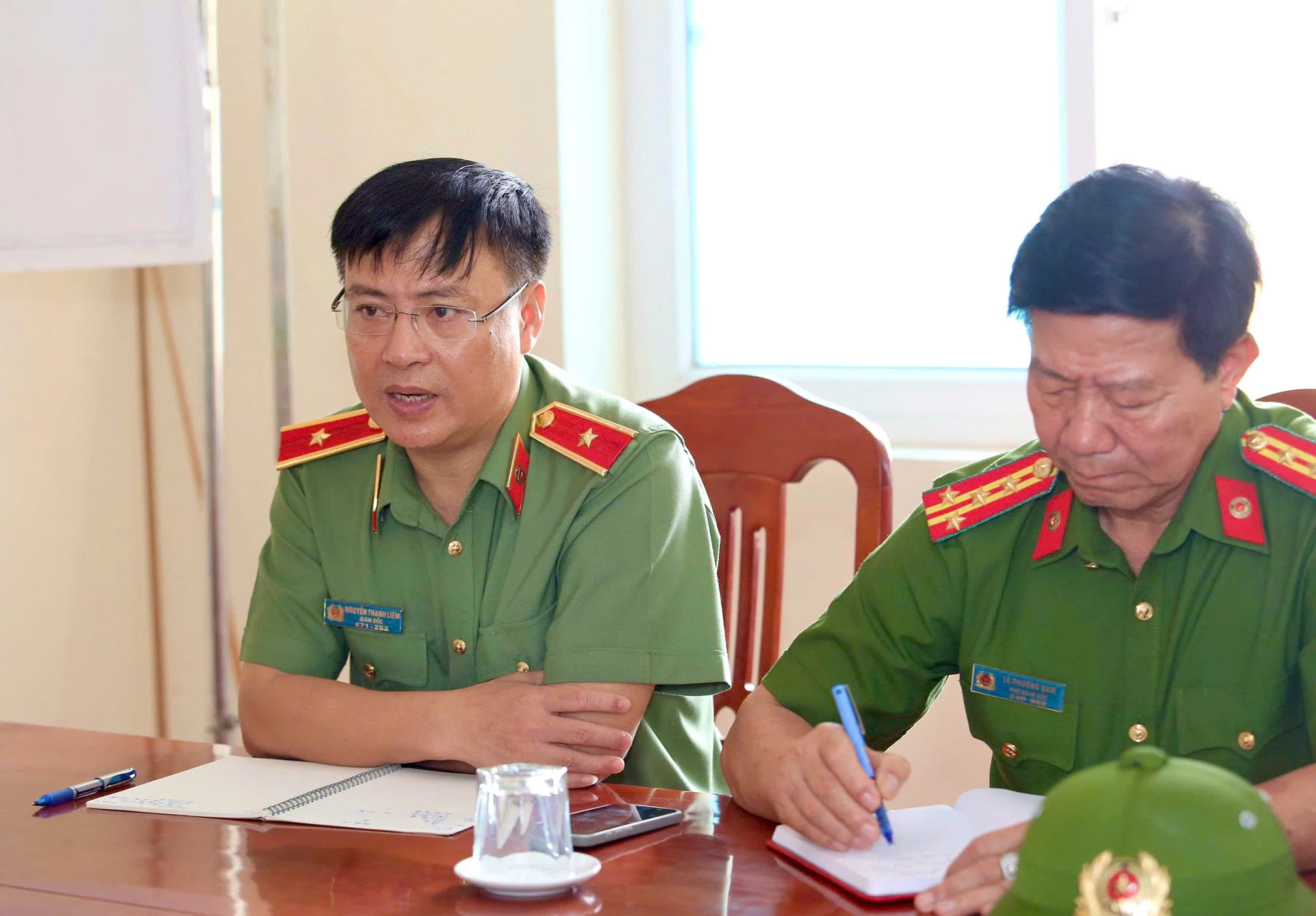 Thiếu tướng Nguyễn Thanh Liêm, Giám đốc Công an tỉnh đề nghị quan tâm đến công tác xác minh danh tính nạn nhân và hỗ trợ cho các gia đình nạn nhân - Ảnh: M.Đ