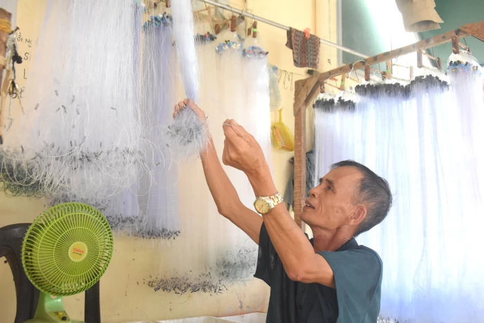 Hơn 40 năm mưu sinh với nghề đan lưới đánh cá