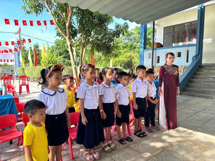 Học sinh đặc khu Cồn Cỏ hân hoan bước vào năm học mới