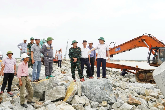 Phó Chủ tịch UBND tỉnh Lê Đức Tiến kiểm tra sau bão số 10 tại các dự án cảng