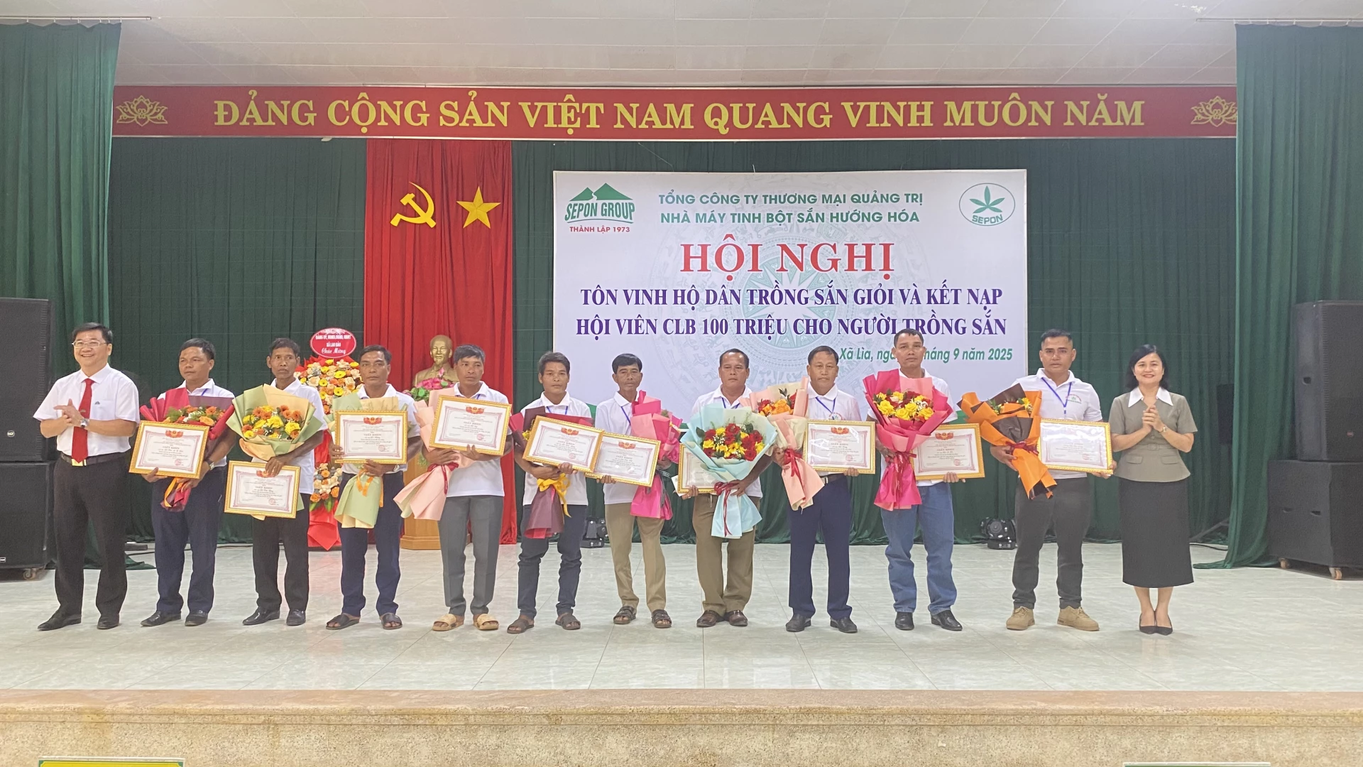 Nhà máy tinh bột sắn Hướng Hoá tuyên dương 10 hộ dân trồng sắn giỏi niên vụ 2024 - 2025 - Ảnh: MT