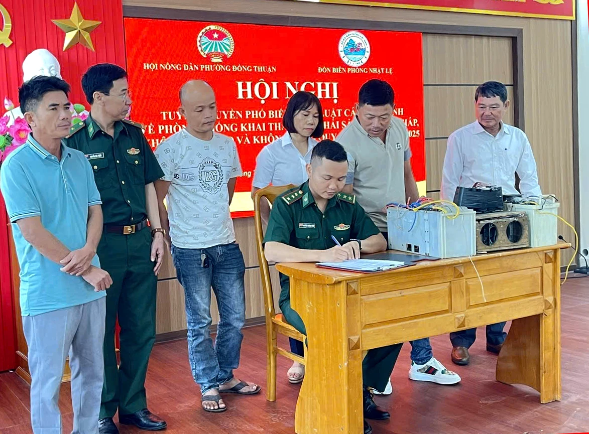 Cán bộ, chiến sĩ Đồn Biên phòng Nhật Lệ vận động Nhân dân giao nộp vũ khí tự chế - Ảnh: H.TR