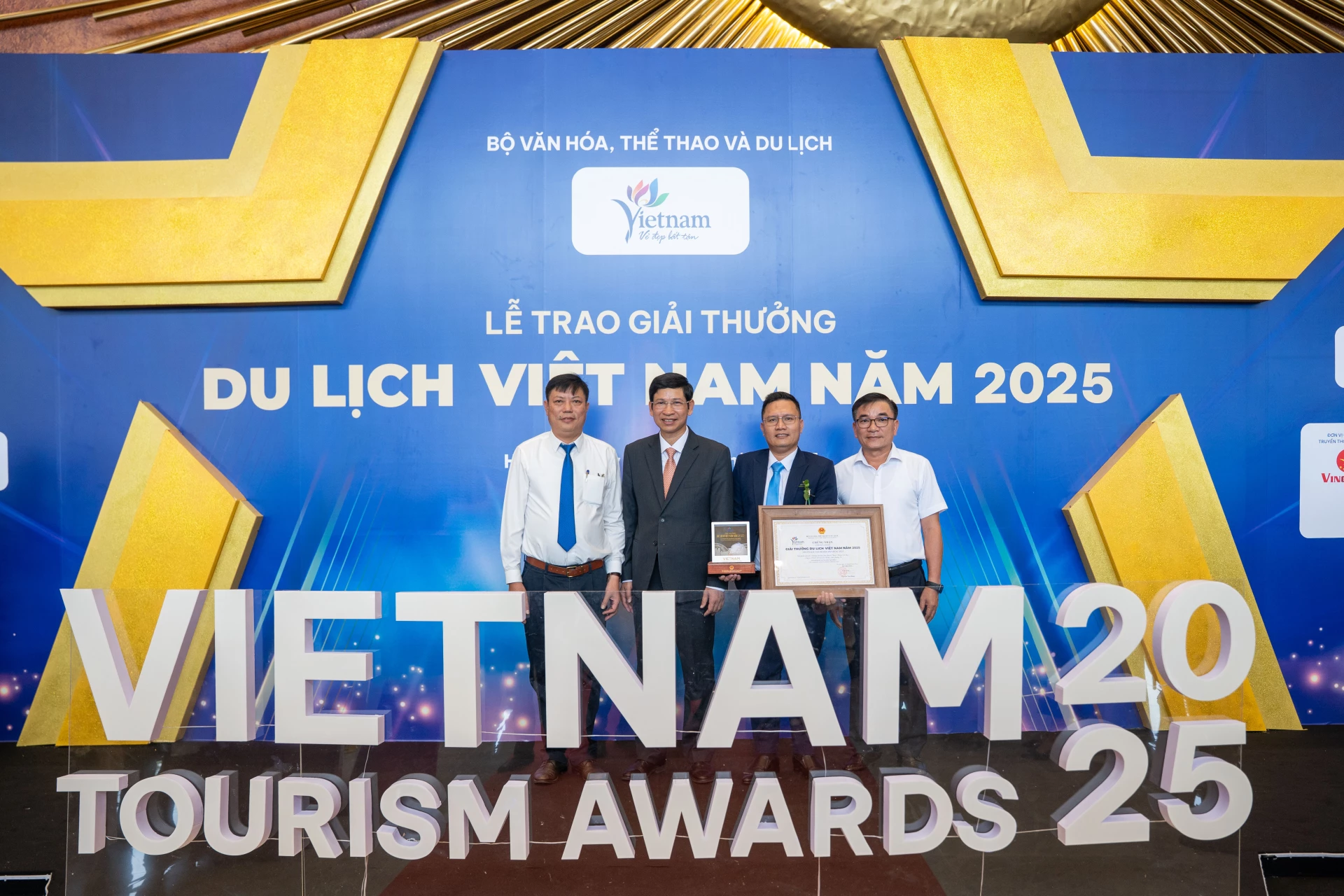 Thứ trưởng Bộ Văn hoá, Thể thao và Du lịch Hồ An Phong cùng đoàn công tác tỉnh Quảng Trị. Ảnh: T20 Quyết Thắng cung cấp.
