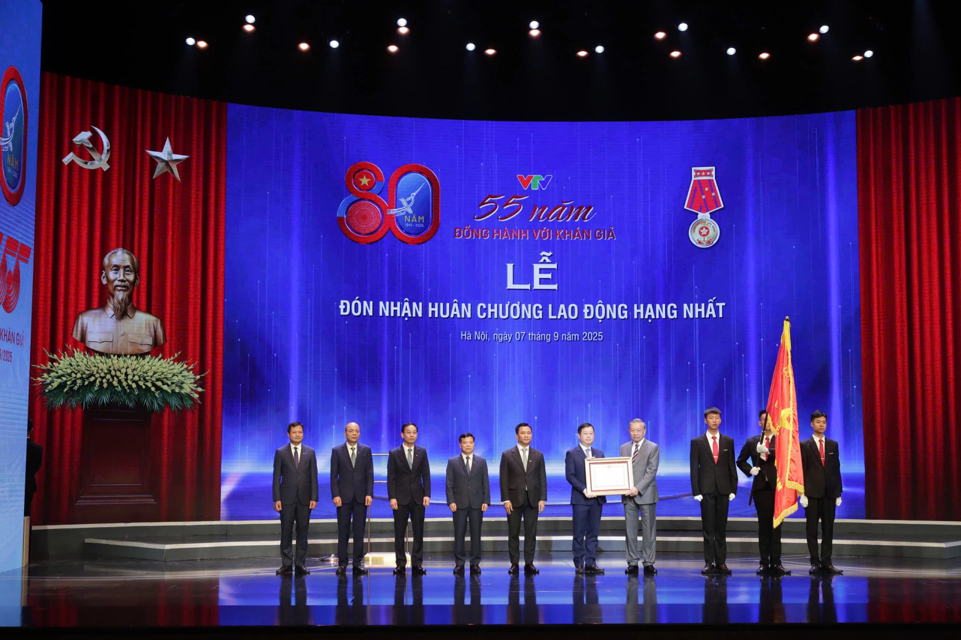 Tổng Bí thư Tô Lâm trao Huân chương Lao động hạng Nhất cho Đài Truyền hình Việt Nam - Ảnh : VTV