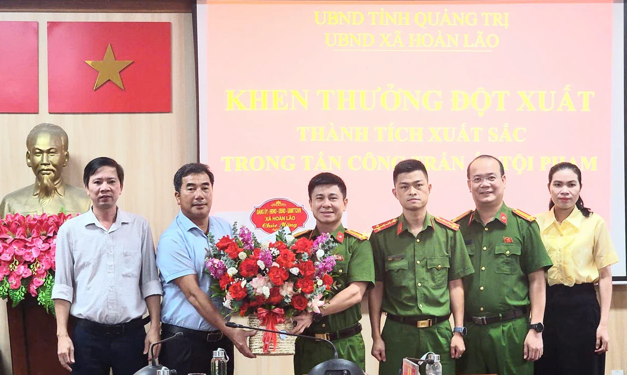 Đại diện lãnh đạo xã Hoàn Lão khen thưởng cho Công an xã Hoàn Lão - Ảnh: Đ.K