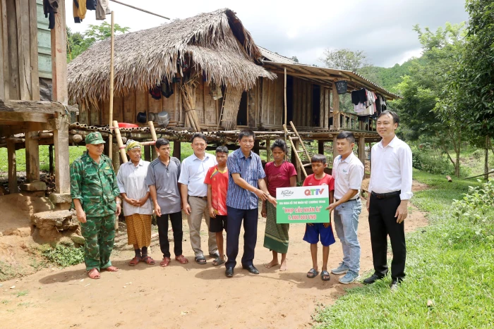 Báo và phát thanh, truyền hình Quảng Trị, Bia Huda: Hỗ trợ 5 triệu đồng giúp 2 học sinh mồ côi người Ma Coong 
