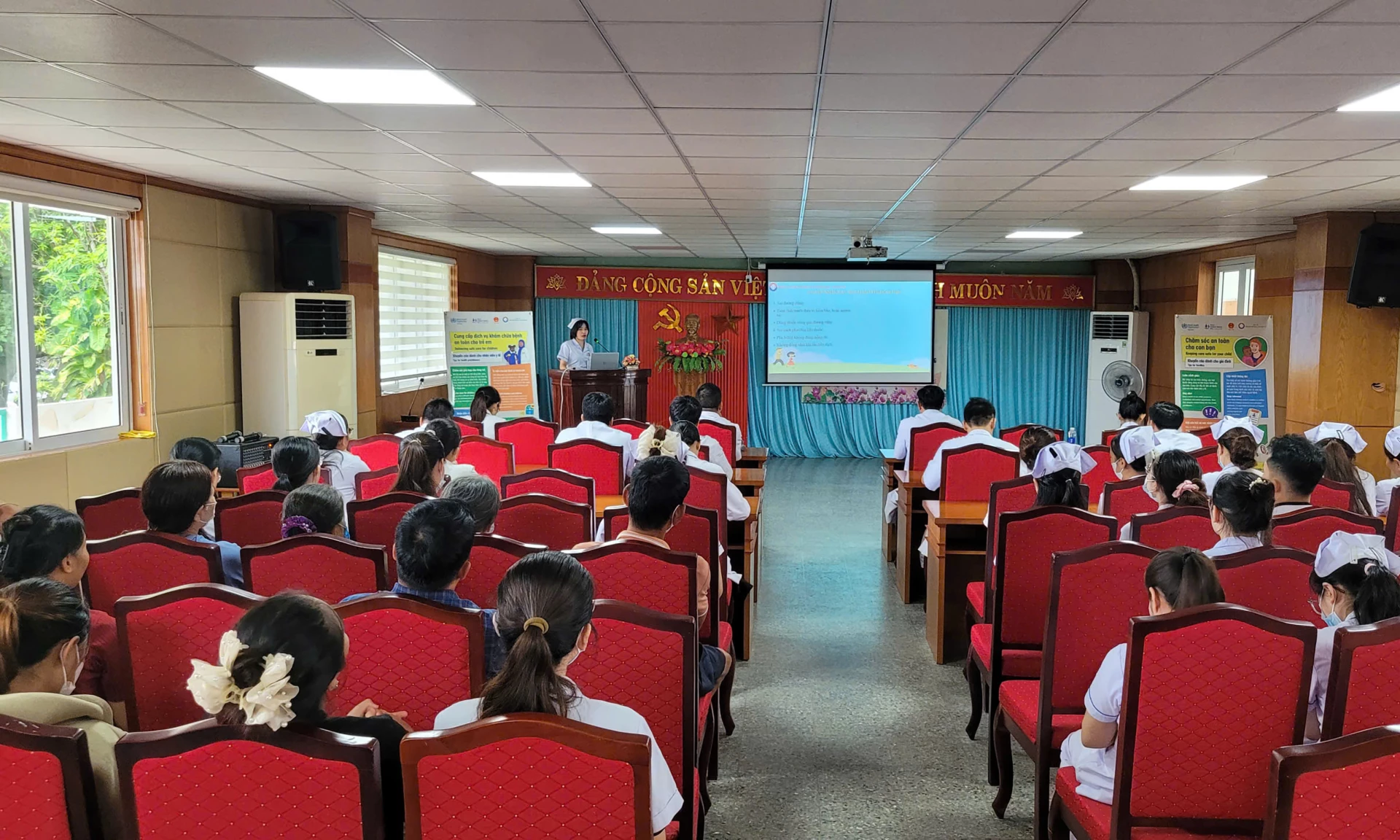 Hội thảo thu hút sự tham gia của cán bộ, nhân viên y tế và người nhà các bệnh nhi đang điều trị tại bệnh viện.