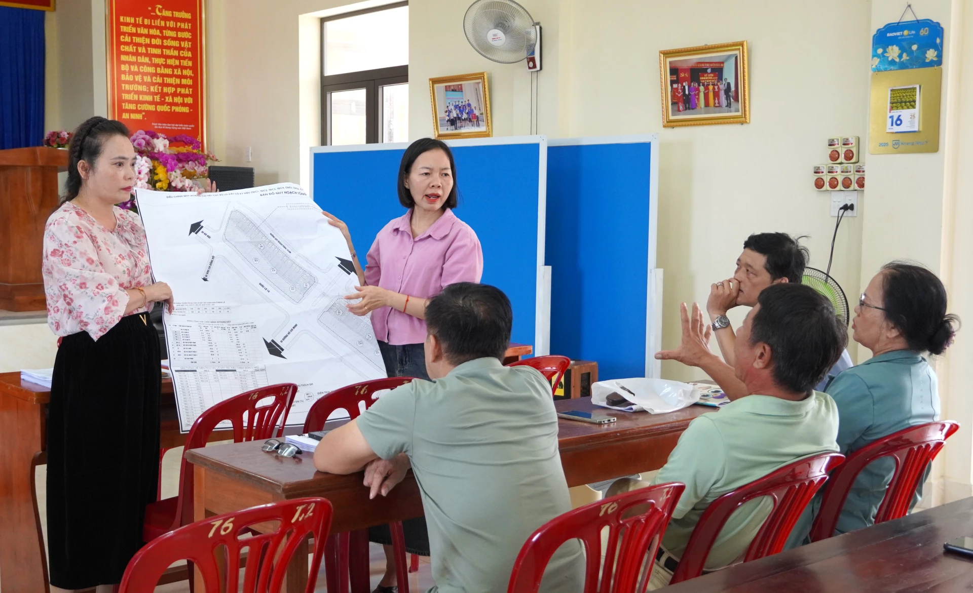 Cuộc họp kết thúc công khai phương án đền bù theo quy định với 20 hộ dân (phường Đồng Thuận) cần giải phòng mặt bằng. Ảnh: H.Tr.