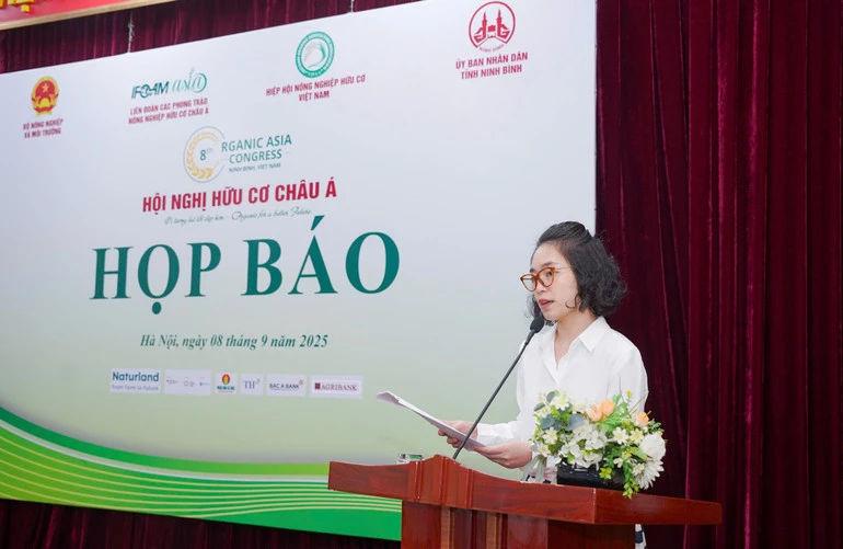 Bà Đặng Thị Bích Hường, Phó Chủ tịch kiêm Tổng Thư ký Hiệp hội Nông nghiệp Hữu cơ Việt Nam (VOAA) phát biểu tại buổi họp báo.