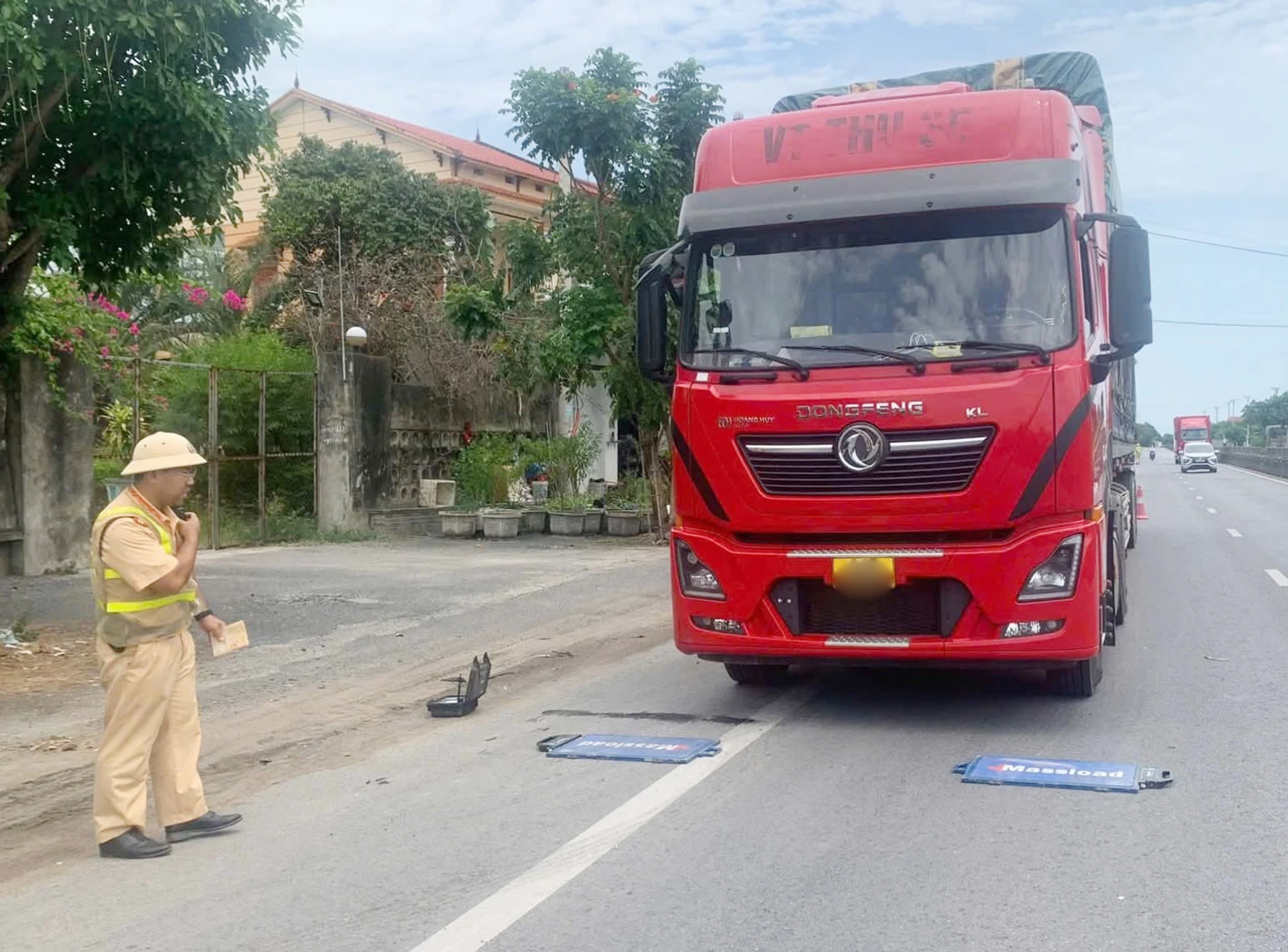 Chuyên đề xử lý xe ô tô tải chở hàng quá khổ, quá tải tiếp tục được lực lượng Cảnh sát giao thông chú trọng thực hiện.