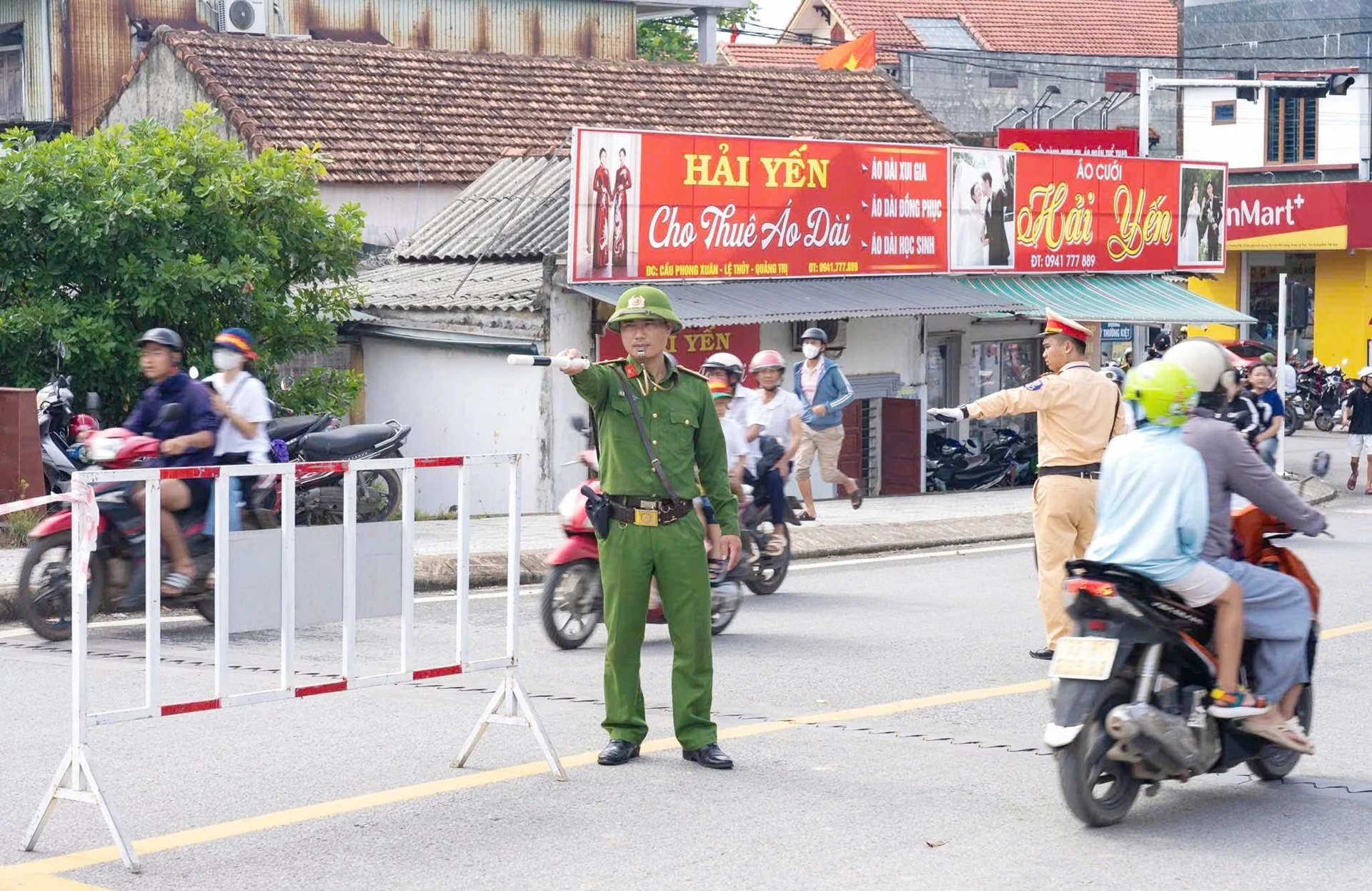 Lực lượng Cảnh sát giao thông phối hợp với Công an xã bảo đảm an ninh trật tự và an toàn giao thông tại các điểm diễn ra các hoạt động lễ hội.