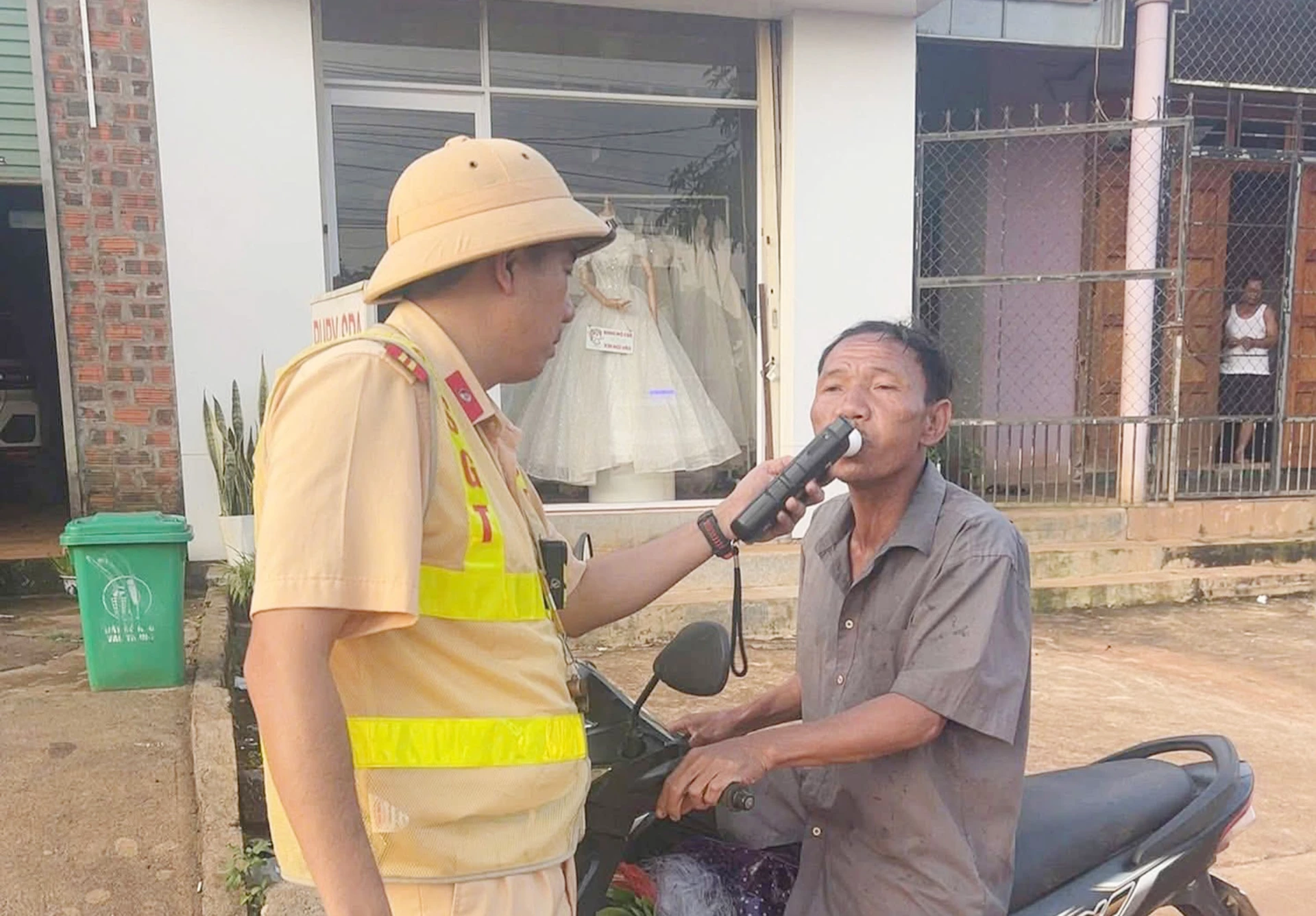 Một trong những chuyên đề được các lực lượng chức năng tập trung kiểm tra, phát  hiện và xử lý nghiêm đó là vi phạm về nồng độ cồn.