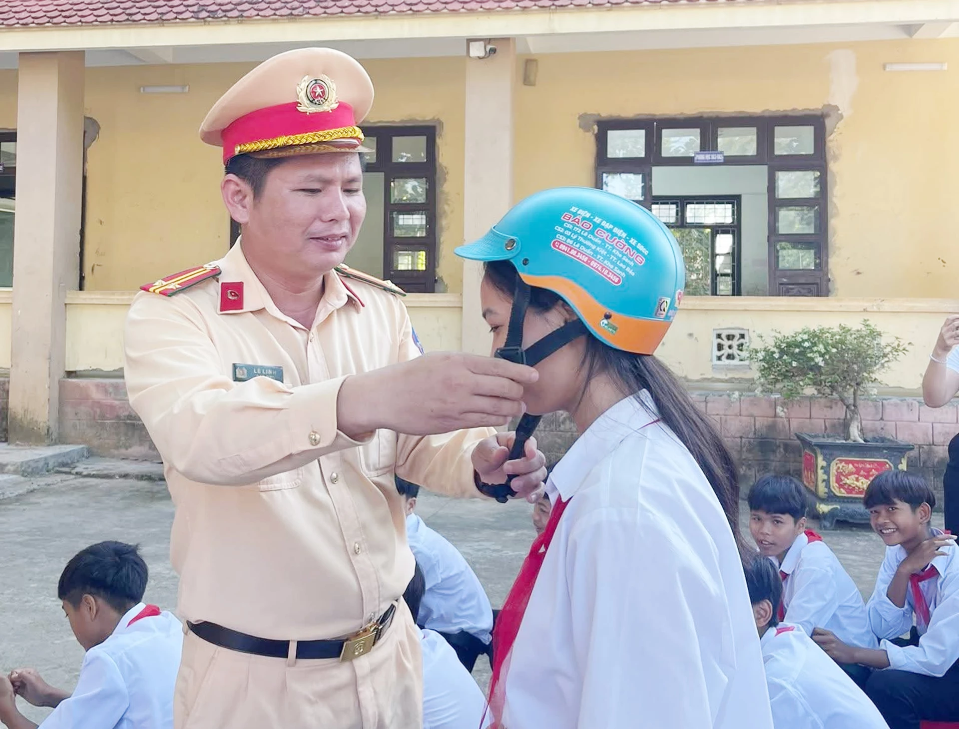 Cùng với thực hiện công tác tuyên truyền, Cảnh sát giao thông còn trao tặng mũ bảo hiểm cho các em học sinh.