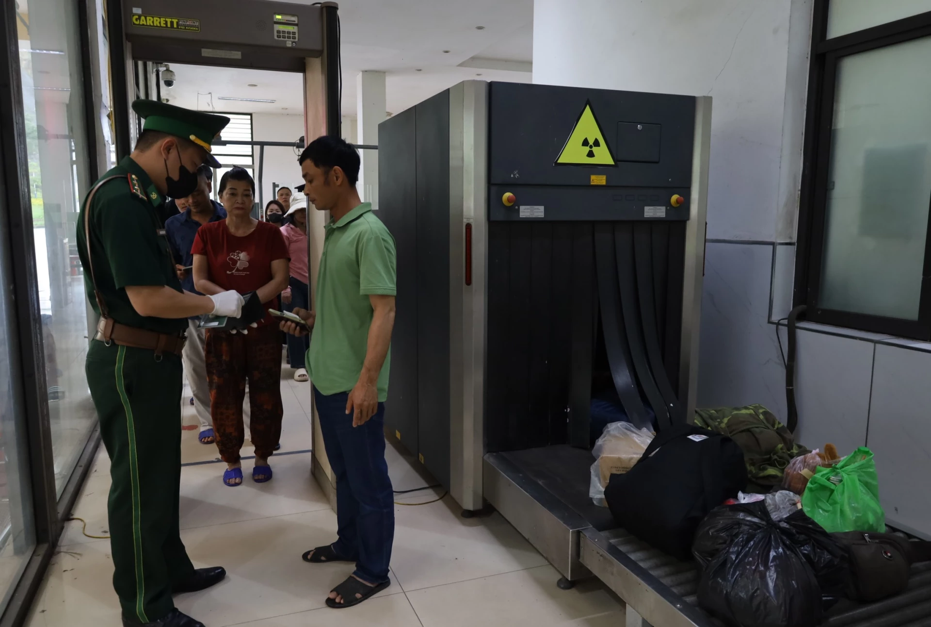 Cán bộ, chiến sỹ Trạm Biên phòng CKQT Cha Lo thực hiện công tác kiểm tra, kiểm soát người nhập cảnh qua cửa khẩu  - Ảnh: H.C
