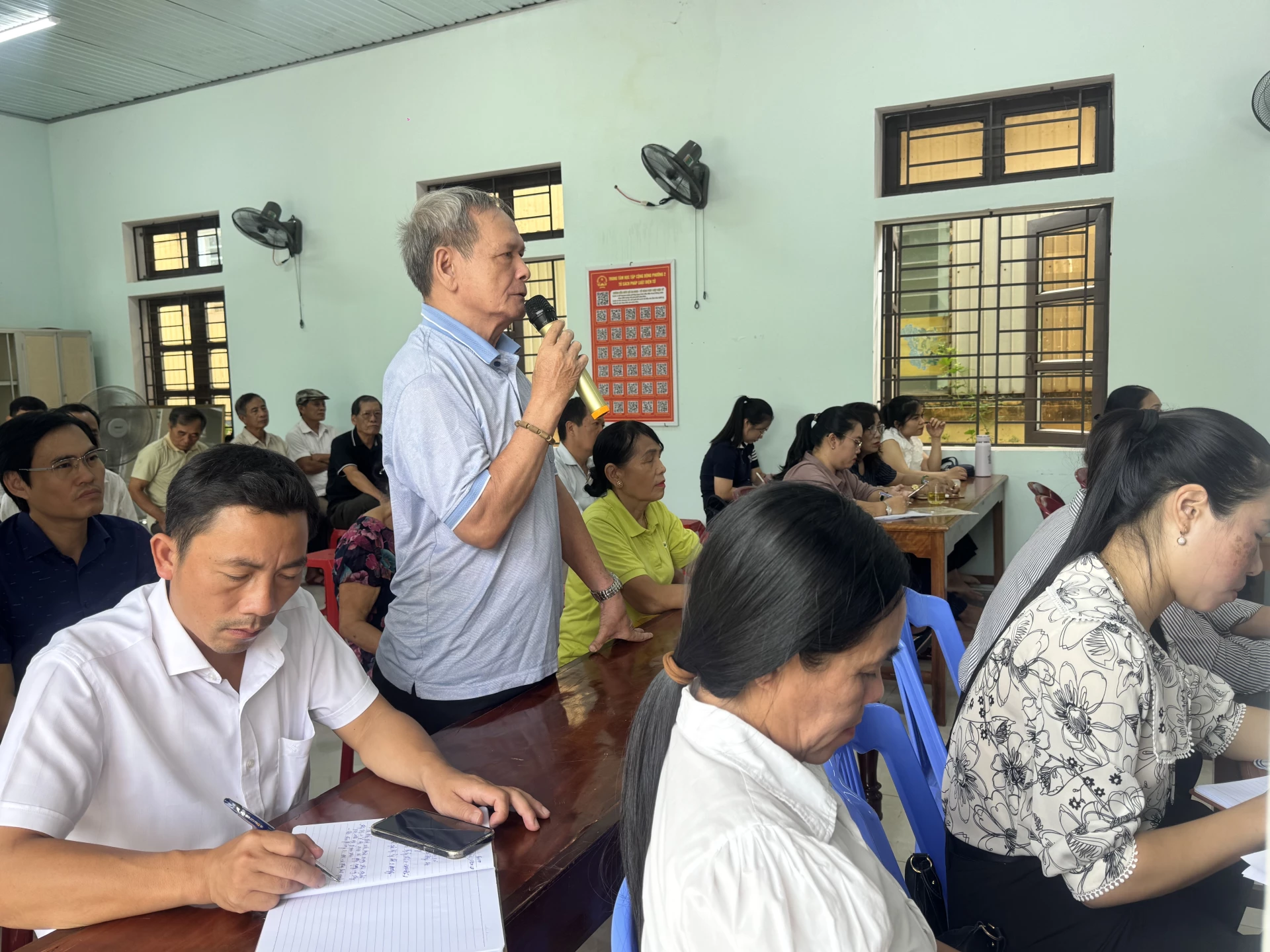 Cử tri phát biểu tại buổi tiếp xúc - Ảnh: Mai Linh