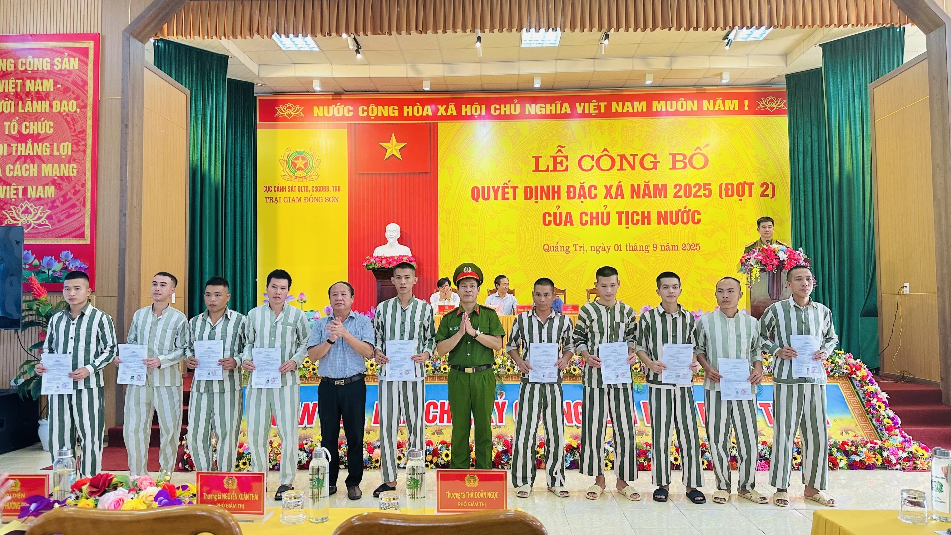 Đại tá Hồ Sỹ Lưu, Giám thị Trại giam Đồng Sơn và lãnh đạo chính quyền địa phương trao giấy chứng nhận đặc xá cho các phạm nhân - Ảnh: B.N