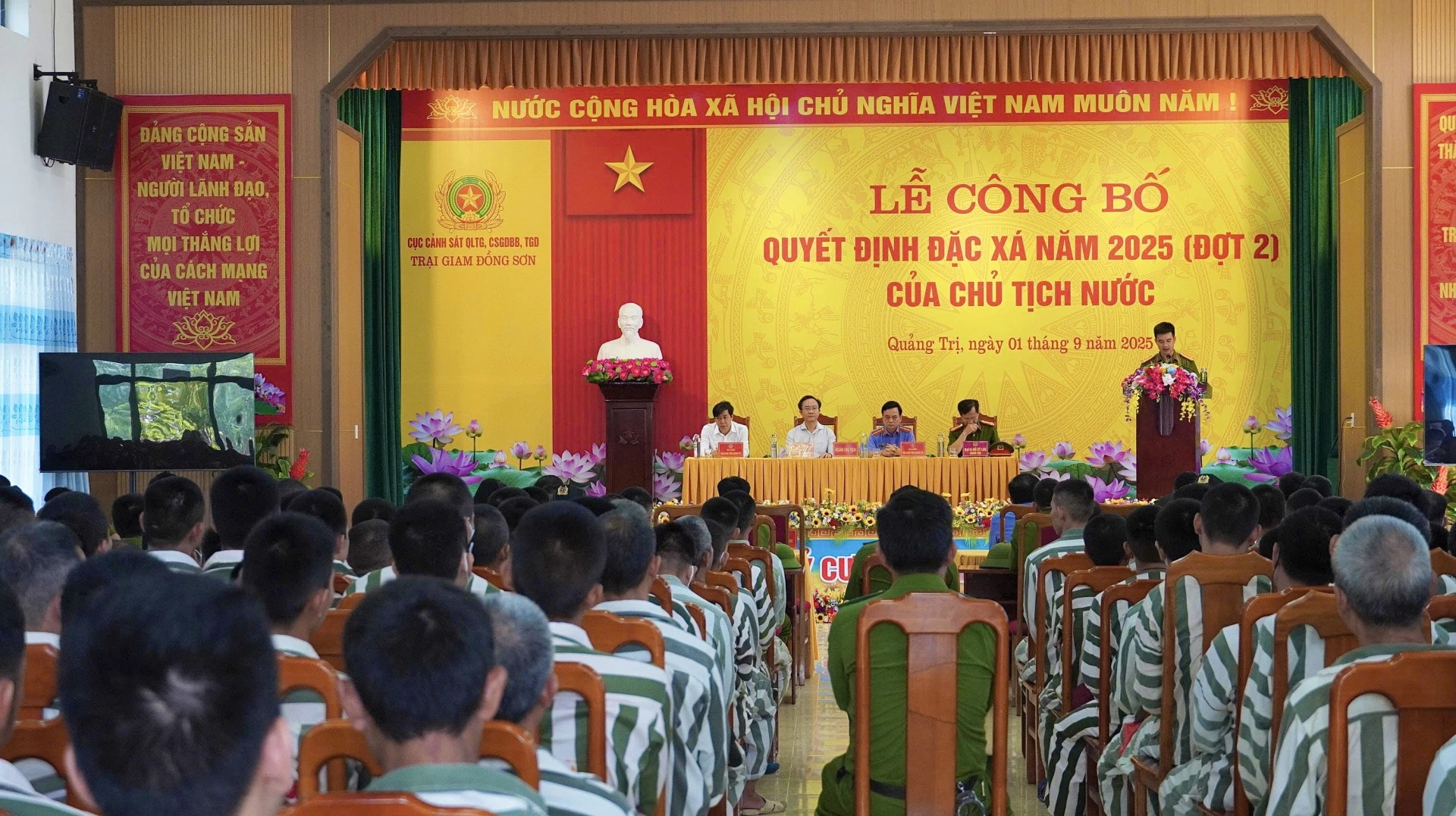 Quang cảnh tại buổi lễ công bố quyết định đặc xá của Chủ tịch nước cho các phạm nhân - Ảnh: B.N

