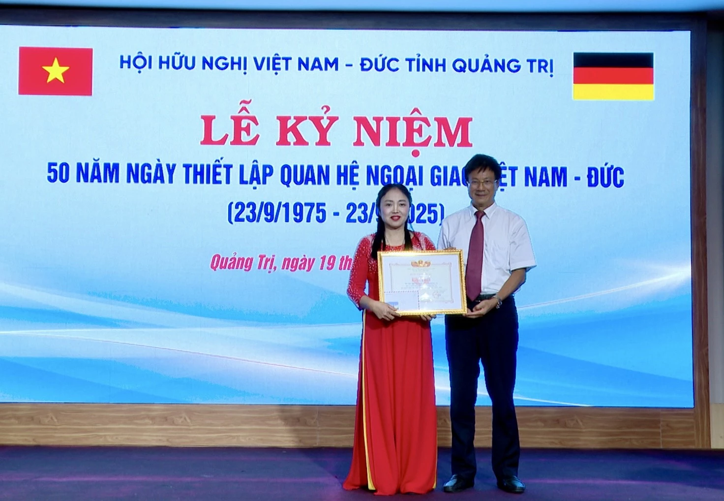 Ông Lương Ngọc Bính, Chủ tịch Liên hiệp các tổ chức hữu nghị tỉnh Quảng Trị trao bằng khen của Trung ương Hội Hữu nghị Việt Nam-Đức cho Hội Hữu nghị Việt Nam-Đức tỉnh Quảng Trị - Ảnh: K.L