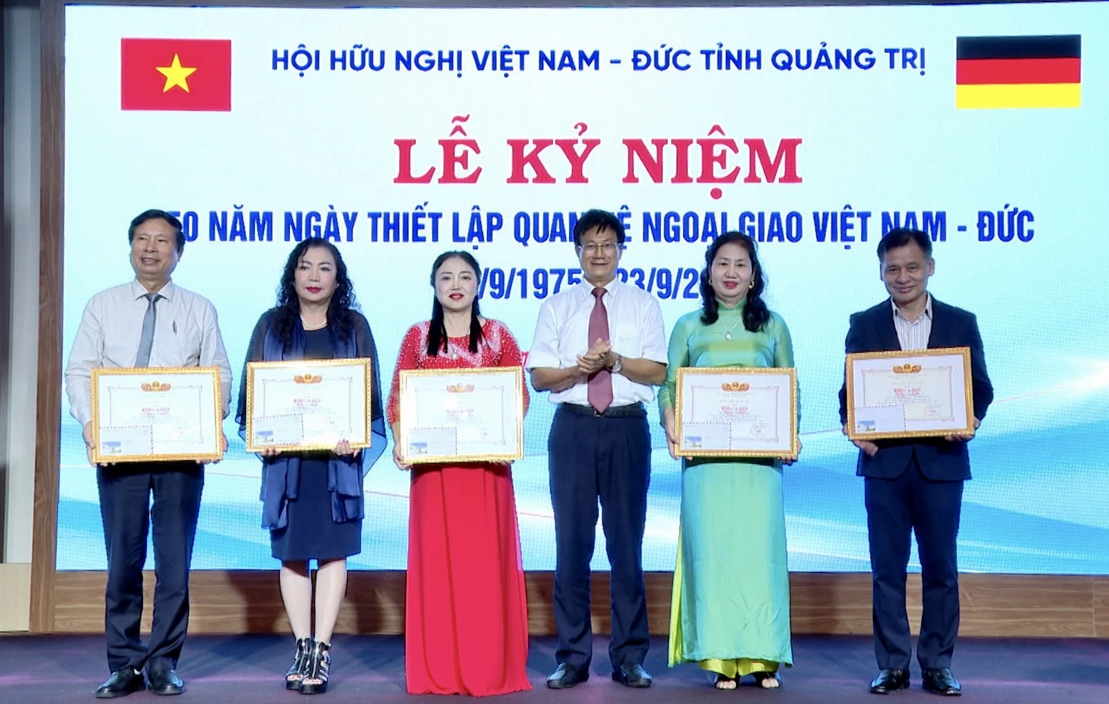 Ông Lương Ngọc Bính, Chủ tịch Liên hiệp các tổ chức hữu nghị tỉnh Quảng Trị trao bằng khen của Trung ương Hội Hữu nghị Việt Nam-Đức cho các cá nhân có nhiều đóng góp trong công tác hội - Ảnh: K.L