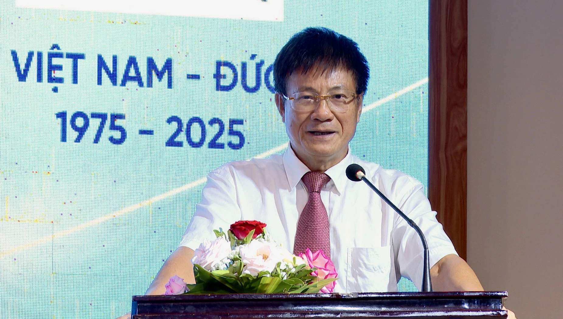 Ông Lương Ngọc Bính, Chủ tịch Liên hiệp các tổ chức hữu nghị tỉnh Quảng Trị phát biểu tại Lễ kỷ niệm - Ảnh: K.L