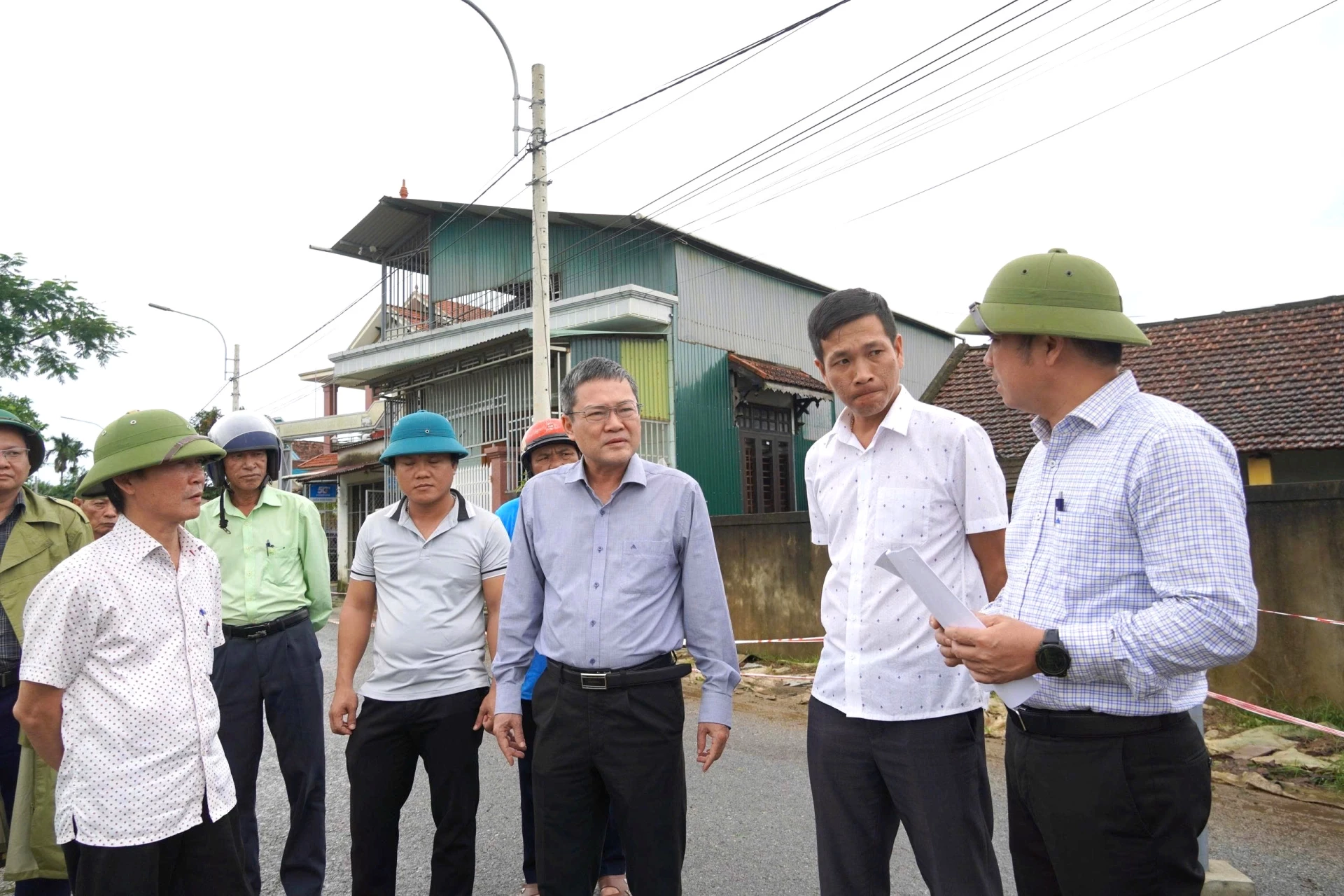 Đồng chí Phó Chủ tịch UBND tỉnh Phan Phong Phú trực tiếp kiểm tra, chỉ đạo tại hiện trường điểm sạt lở - Ảnh: Hoàng Linh