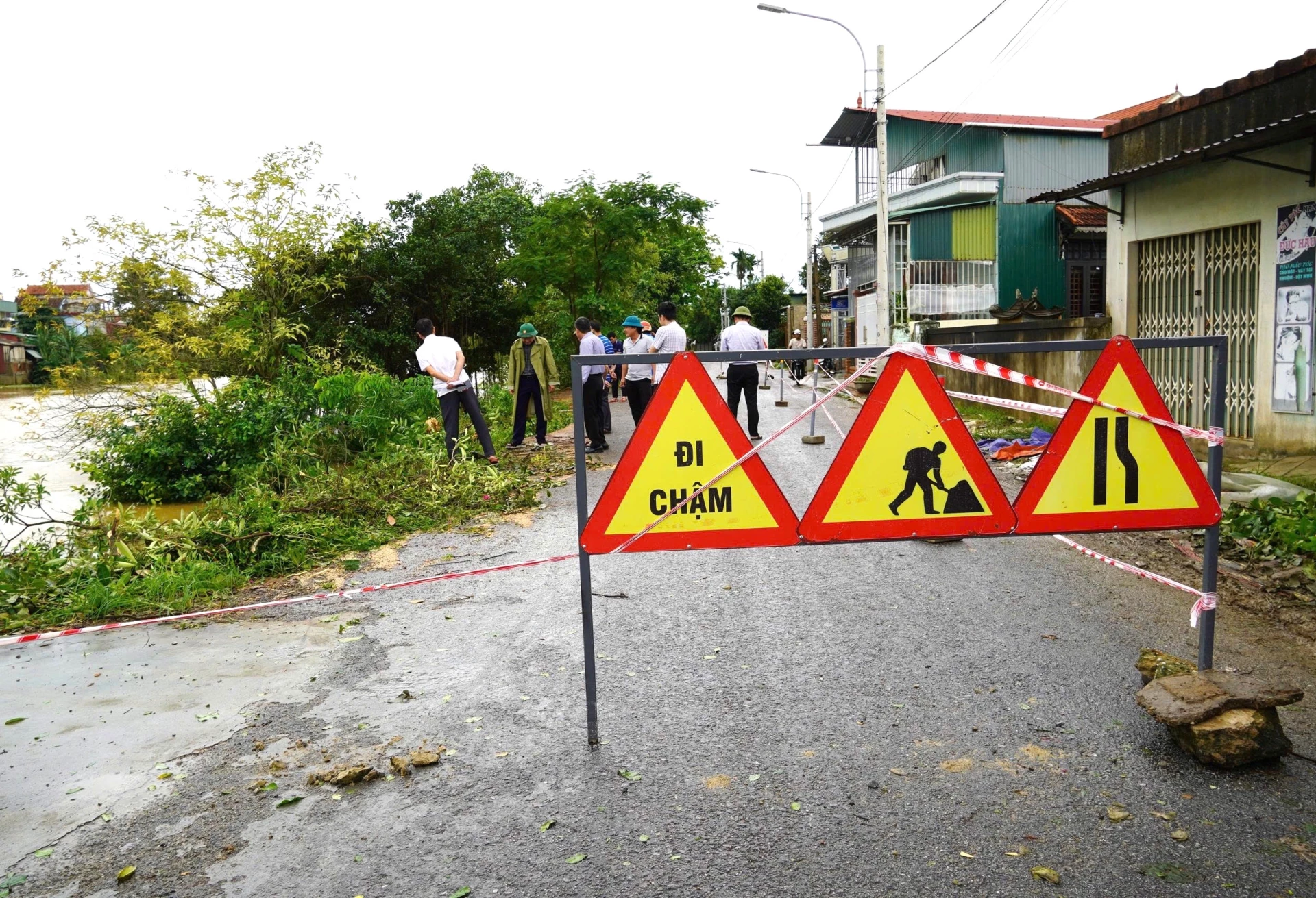 Xã Lệ Thủy thực hiện việc cấm đường tại các đoạn sạt lở - Ảnh: Hoàng Linh