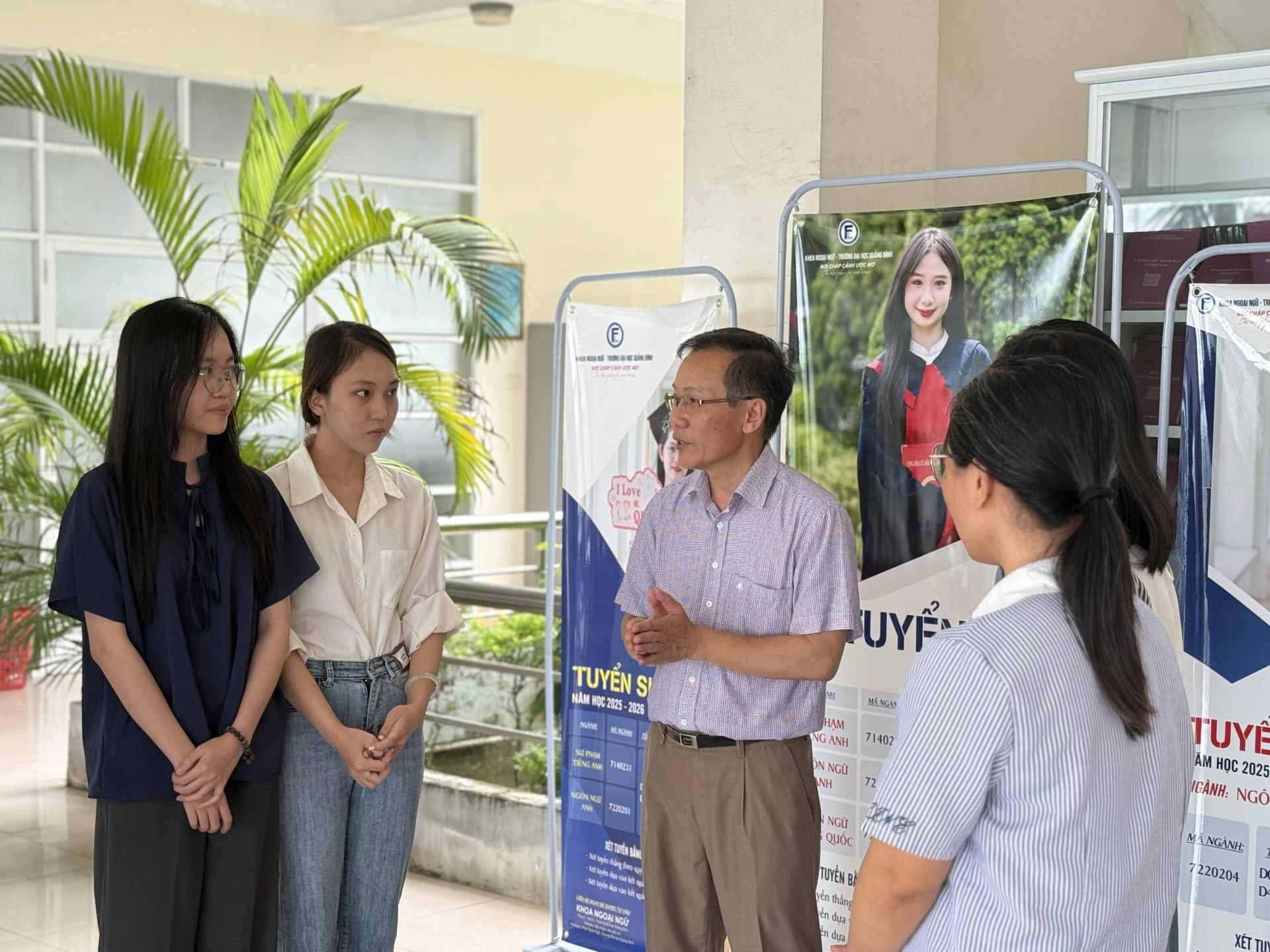 GS.TSKH Nguyễn Ngọc Thành chuyện trò cùng sinh viên Trường đại học Quảng Bình-Ảnh: D.H