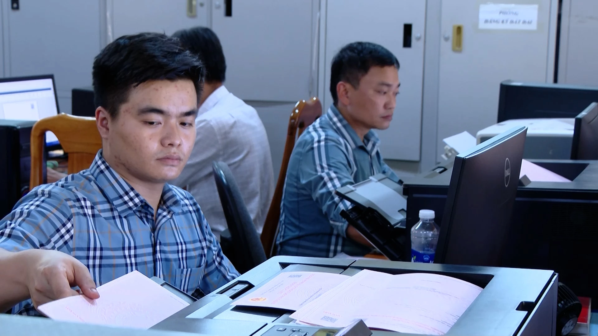 Cán bộ Văn phòng Đăng ký đất đai tỉnh Quảng Trị in ấn giấy chứng nhận quyền sử dụng đất gắn QR