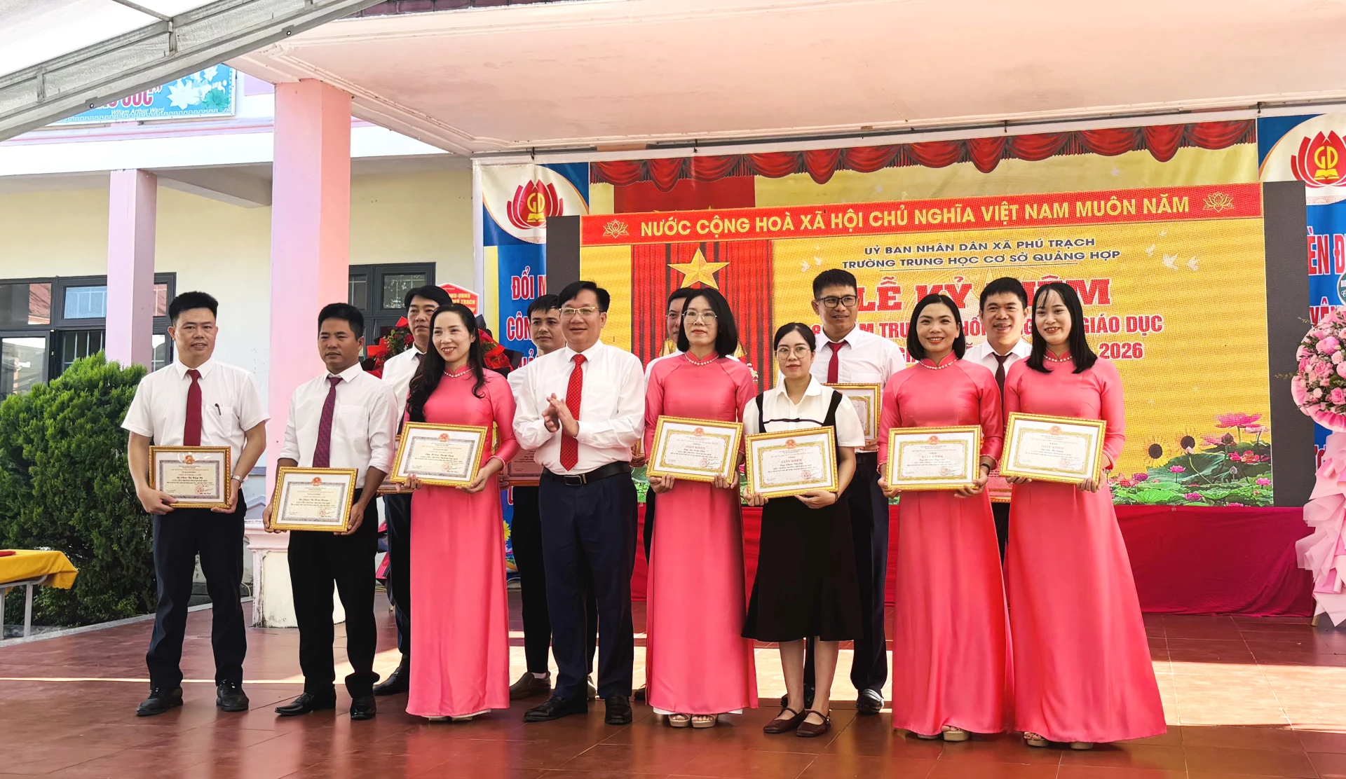 Khen thưởng giáo viên đạt thành tích trong giảng dạy - Ảnh: K.H
