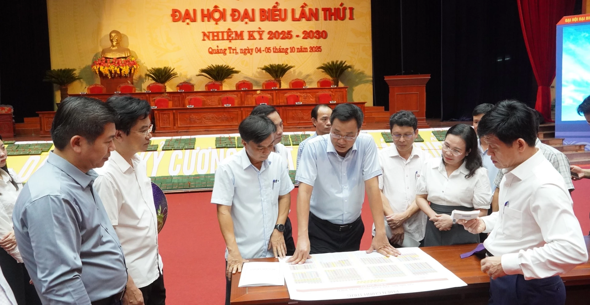 Các đồng chí lãnh đạo tỉnh kiểm tra tại Trung tâm Văn hóa – Điện ảnh tỉnh - Ảnh: QV