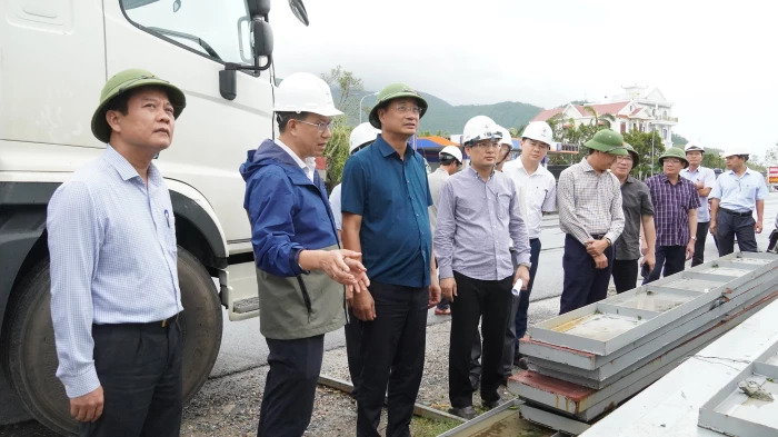 Đồng chí Bí thư Tỉnh ủy kiểm tra, chỉ đạo công tác khắc phục bão số 10