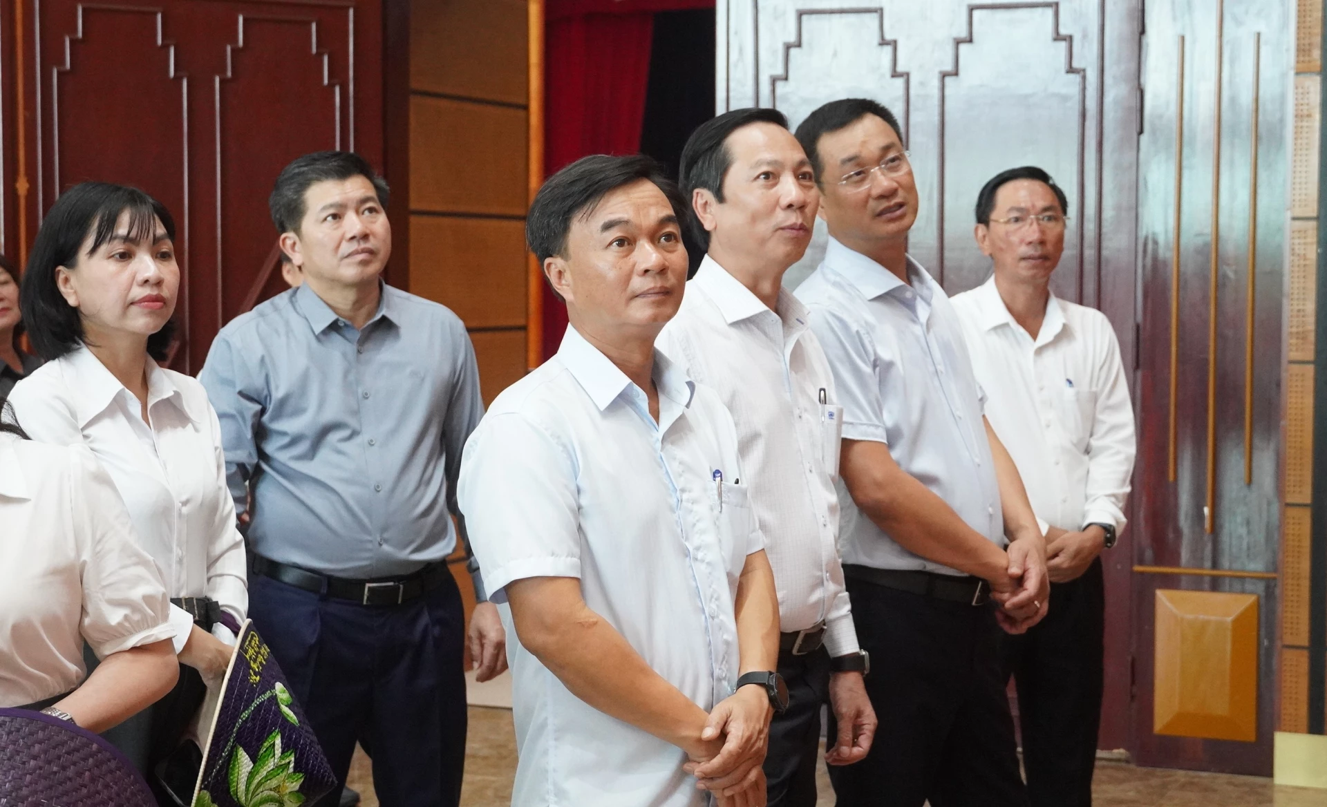 Các đồng chí lãnh đạo tỉnh kiểm tra tại Trung tâm Văn hóa – Điện ảnh tỉnh - Ảnh: QV