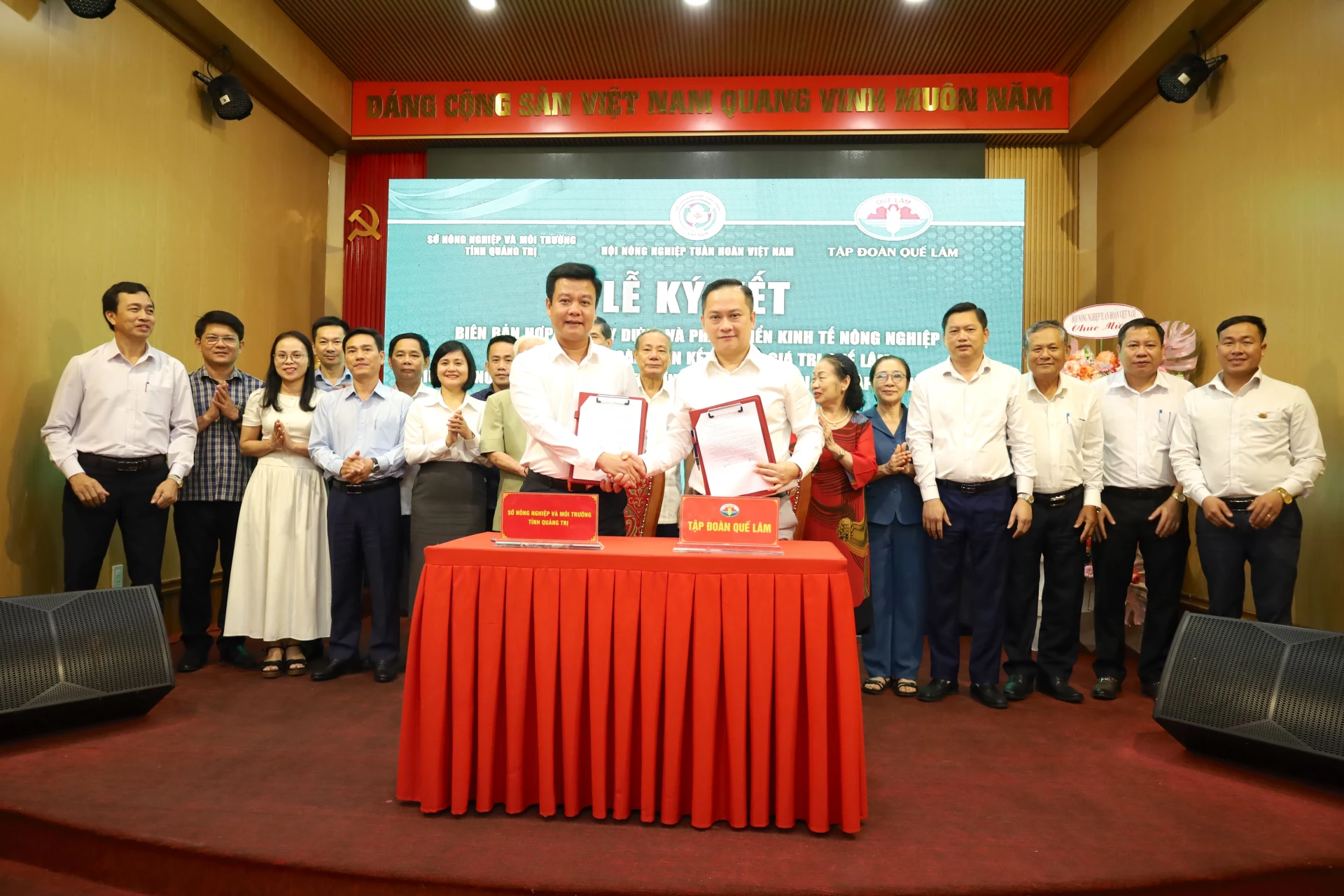 Lễ ký kết biên bản hợp tác xây dựng và phát triển kinh tế nông nghiệp hữu cơ tuần hoàn, liên kết chuỗi giá trị Quế Lâm giữa Sở Nông nghiệp và Môi trường tỉnh Quảng Trị với Tập đoàn Quế Lâm