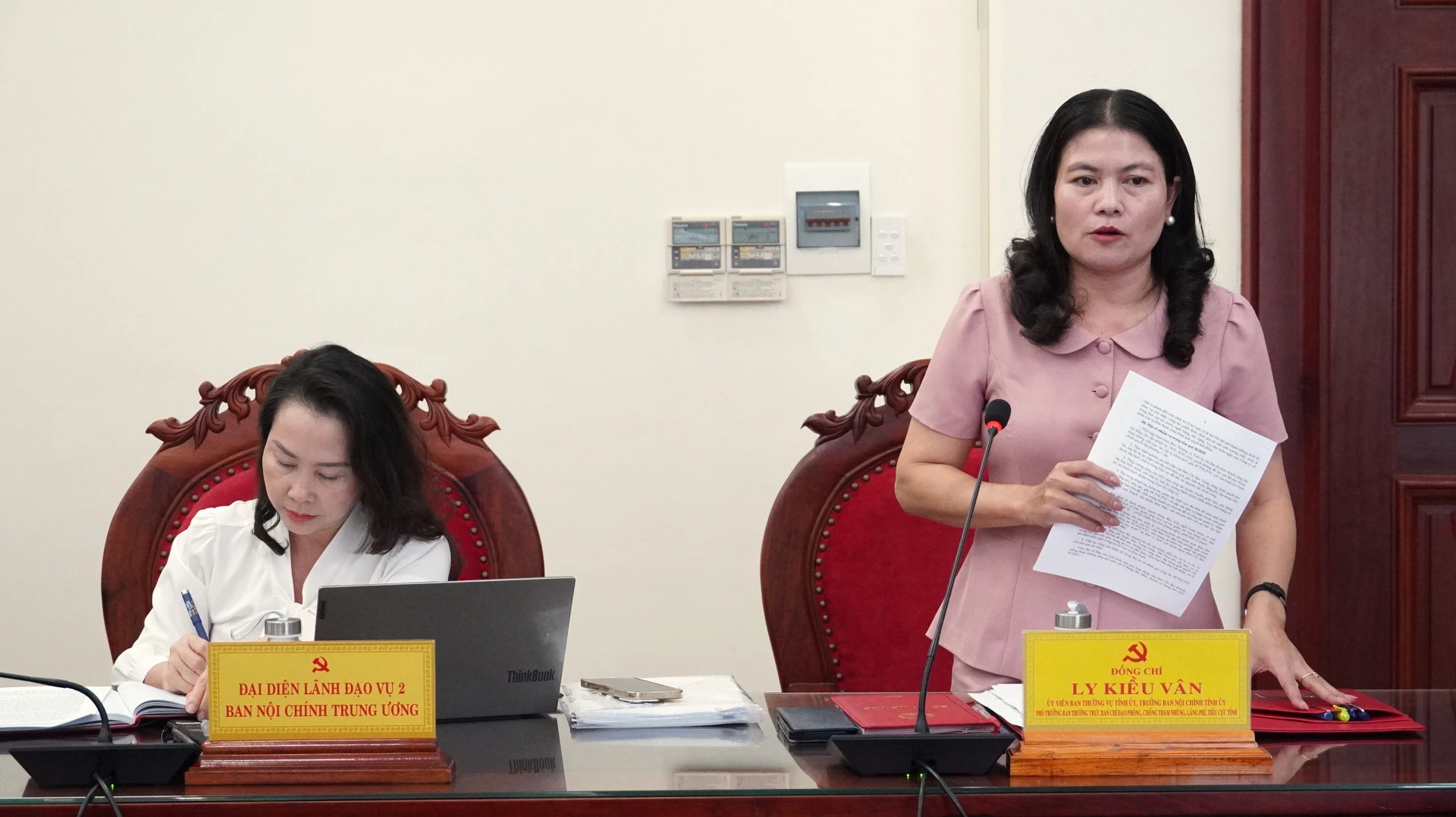 Ủy viên Ban Thường vụ, Trưởng Ban Nội chính Tỉnh ủy Ly Kiều Vân báo cáo tại phiên họp - Ảnh: QV