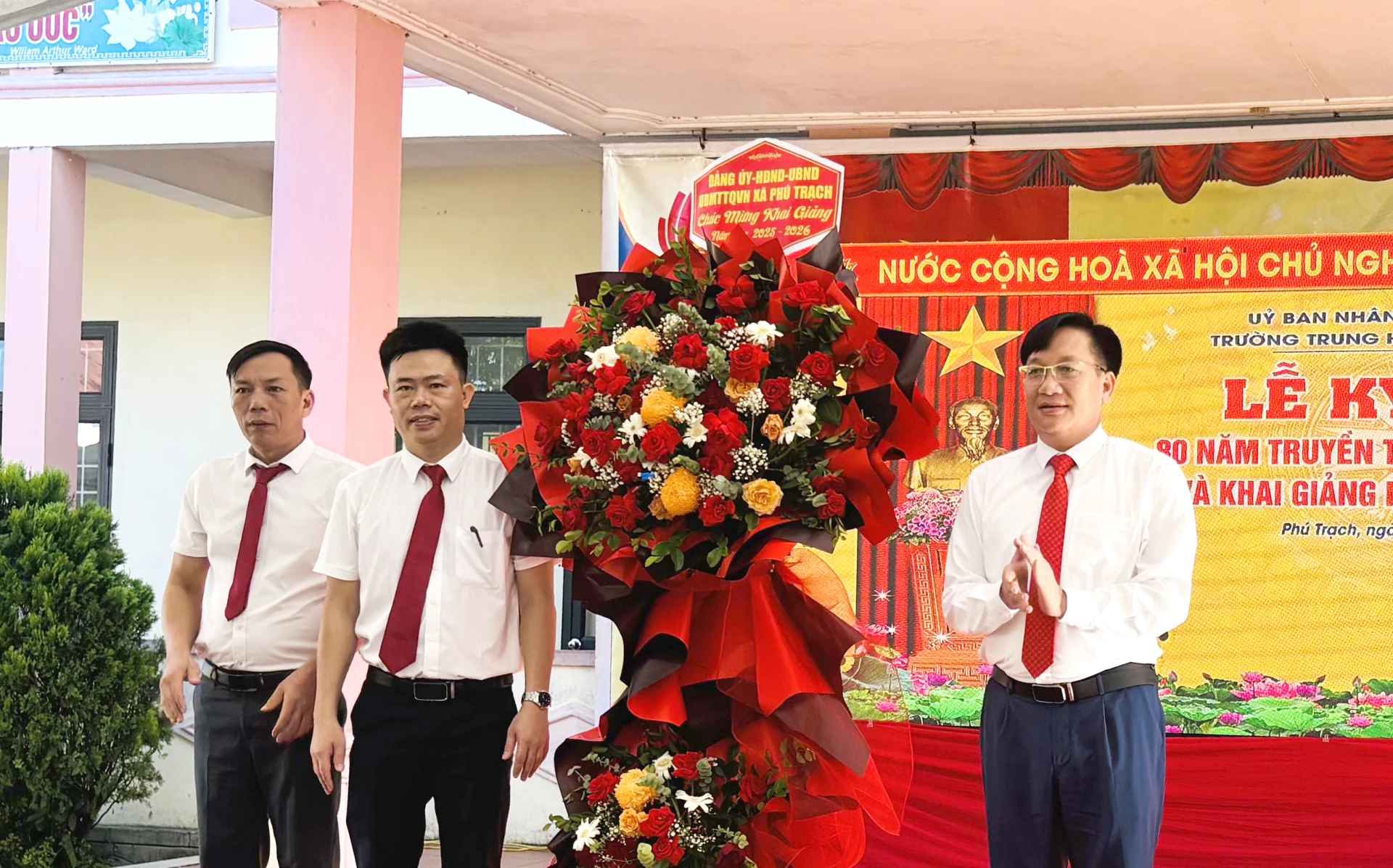 Lãnh đạo địa phương tặng hoa, quà chúc mừng tập thể nhà trường - Ảnh: K.H

