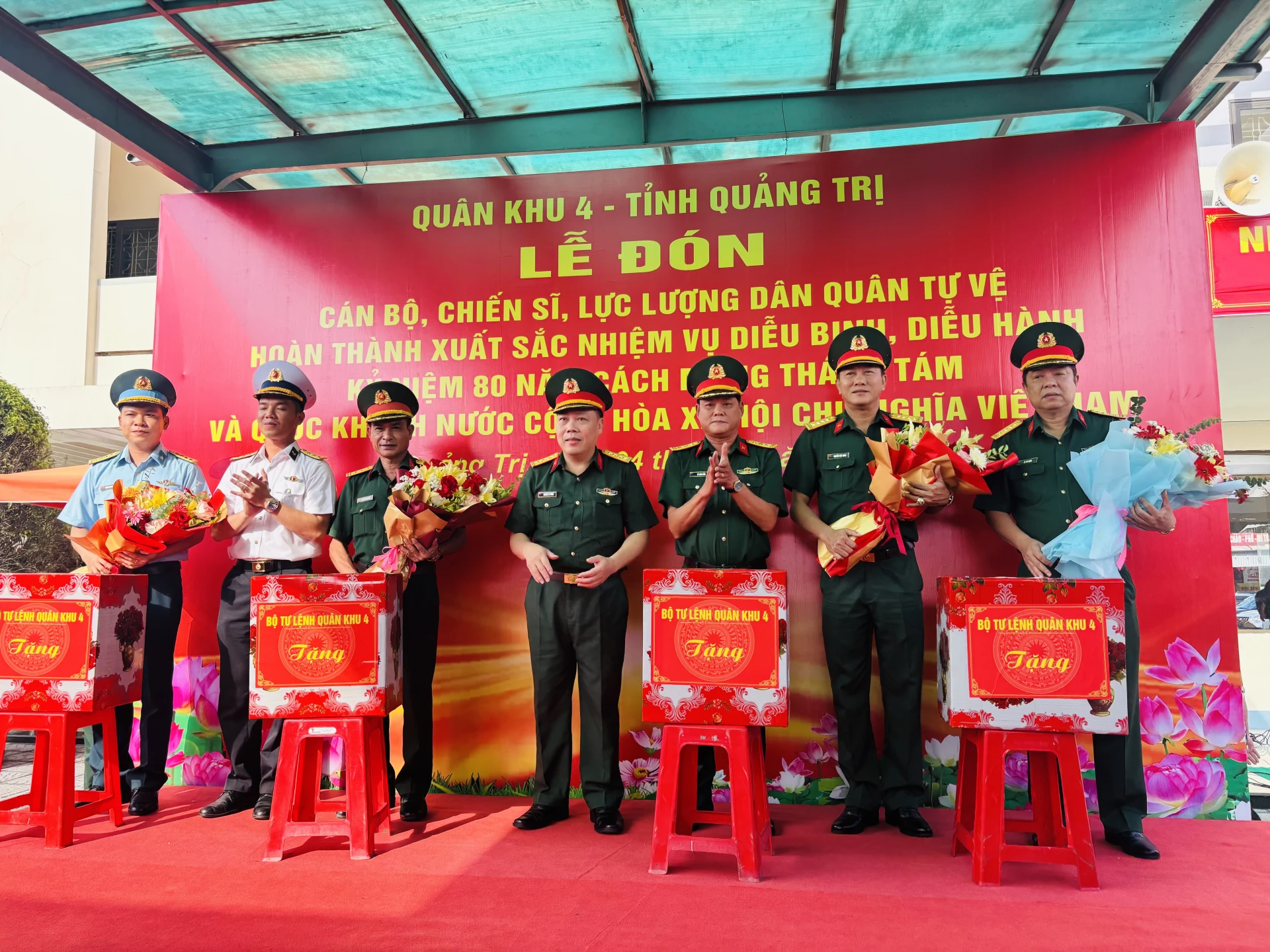 Lãnh đạo Quân khu 4 tặng hoa, quà chúc mừng các đơn vị - Ảnh: K.H
